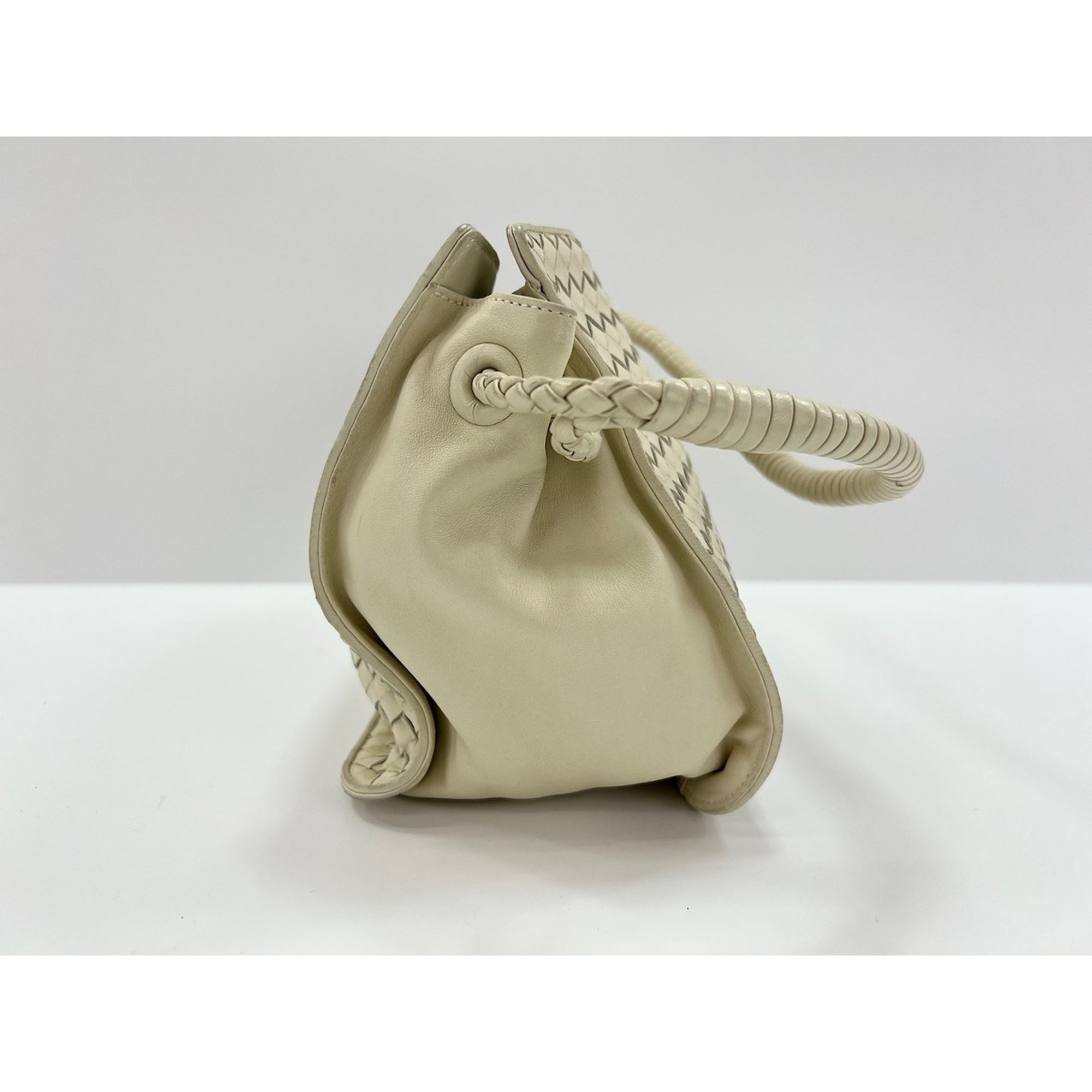 Bottega Veneta White Shoulder Bag (Pre-Owned)