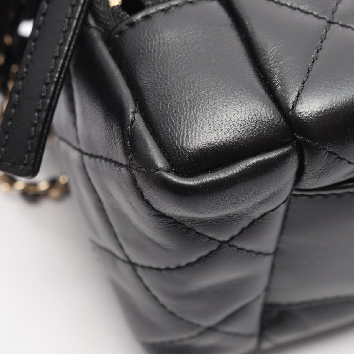 Chanel Matelasse Black Leather Shoulder Bag (Pre-Owned)