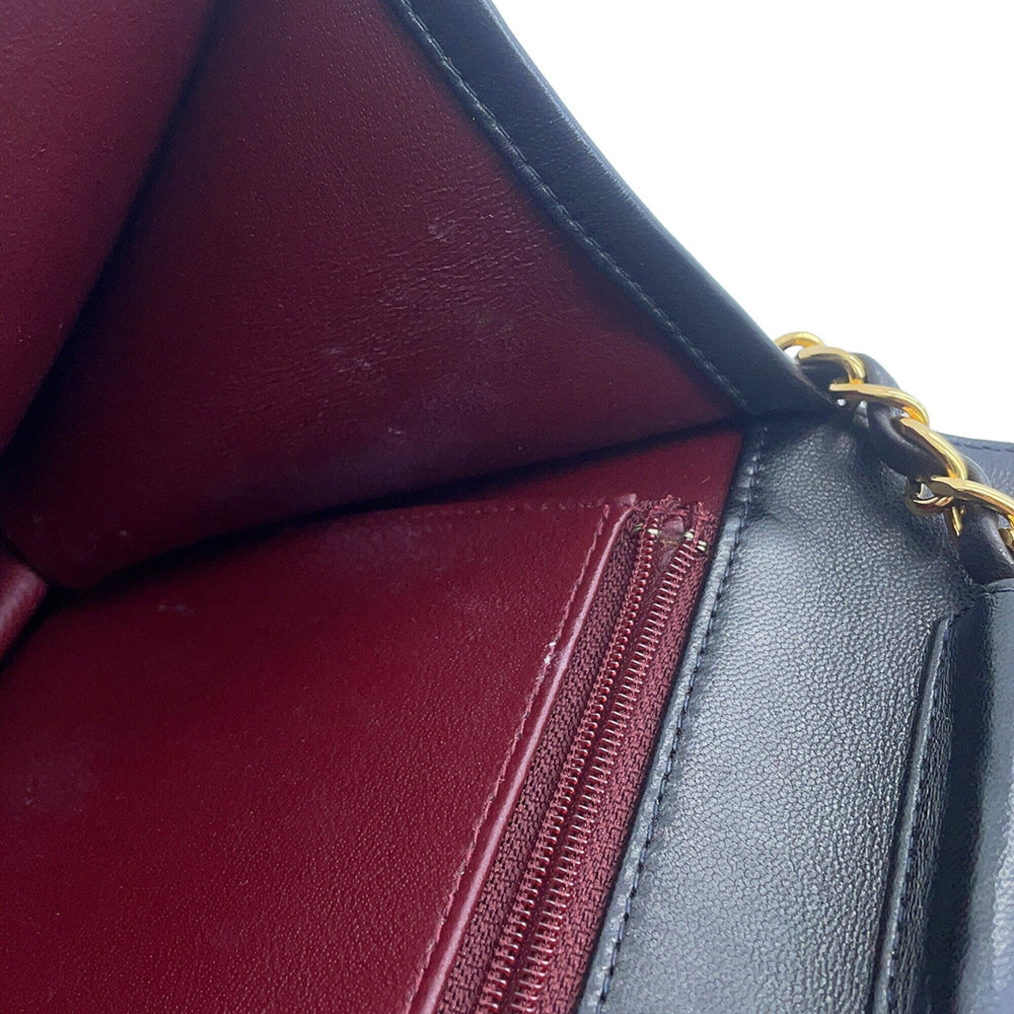 Chanel Black Leather Shoulder Bag (Pre-Owned)