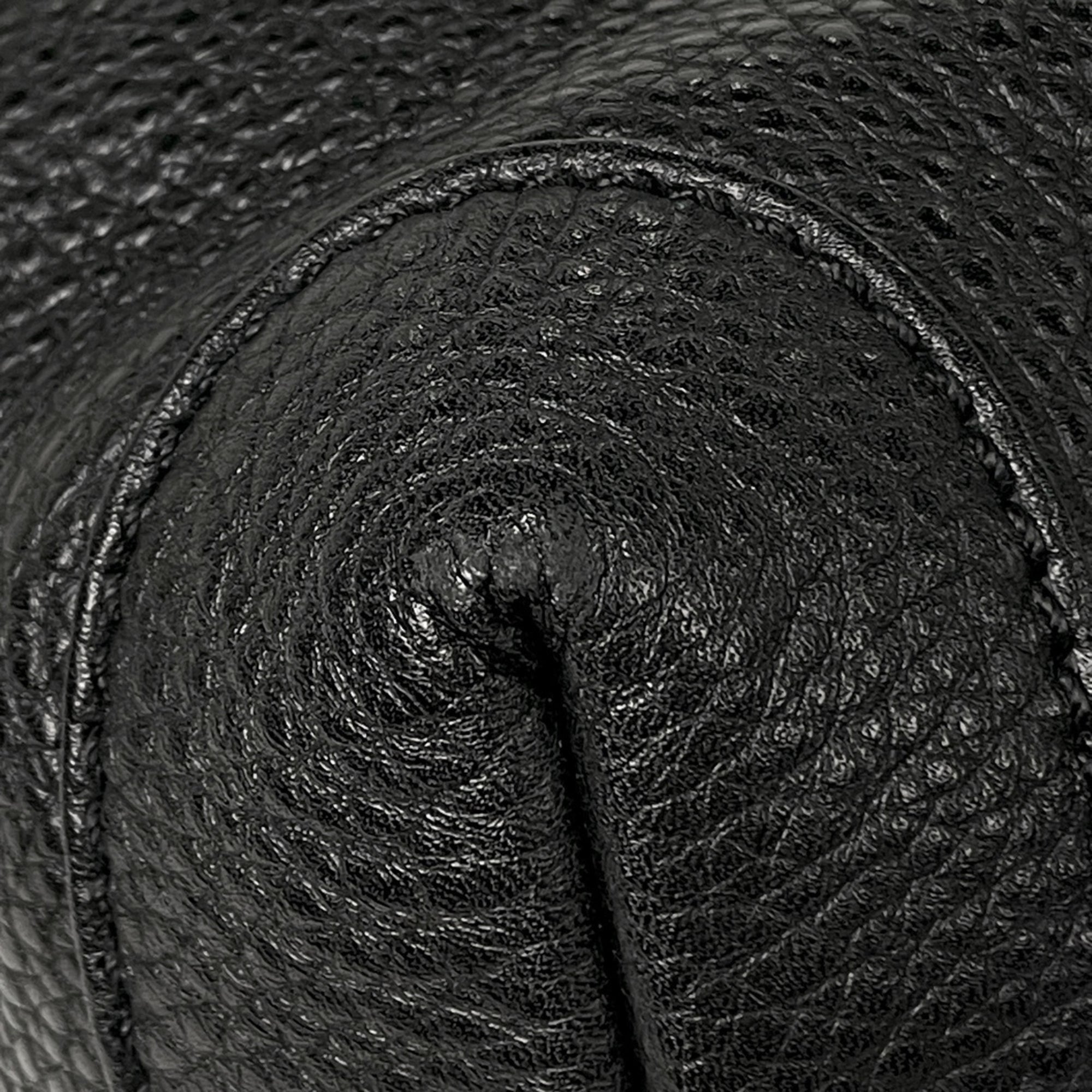 Chanel Black Leather Shoulder Bag (Pre-Owned)