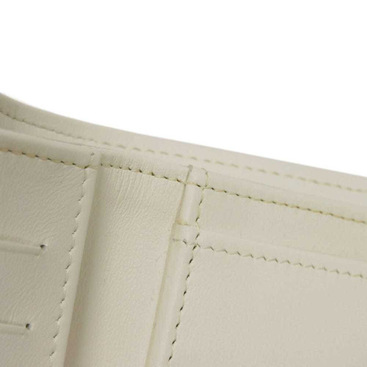 Chanel White Leather Wallet (Tri-Fold) (Pre-Owned)