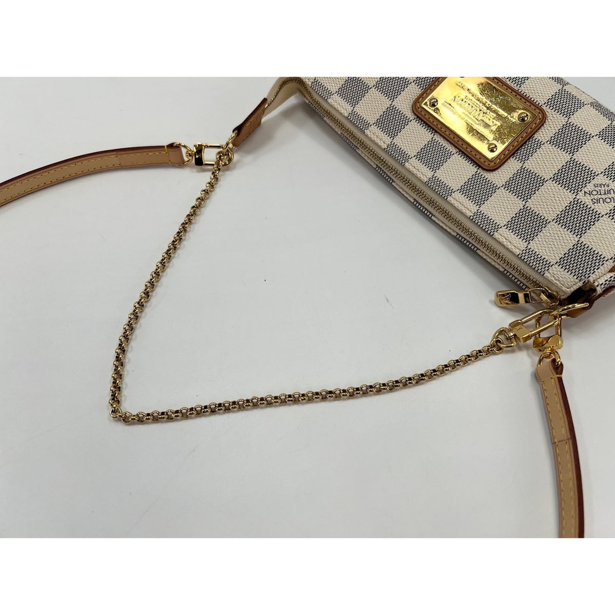 Louis Vuitton White Shoulder Bag (Pre-Owned)