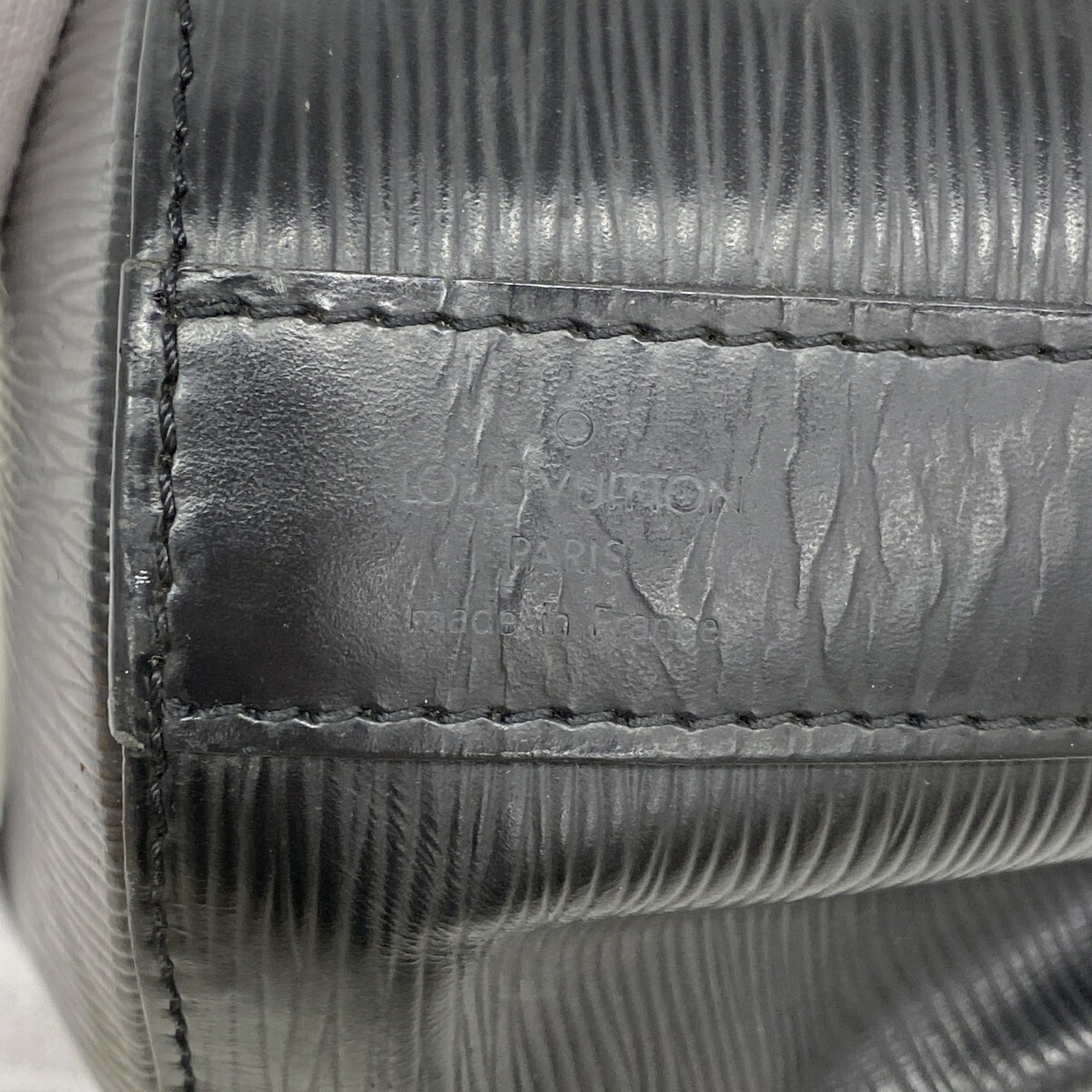 Louis Vuitton Noir Shoulder Bag (Pre-Owned)