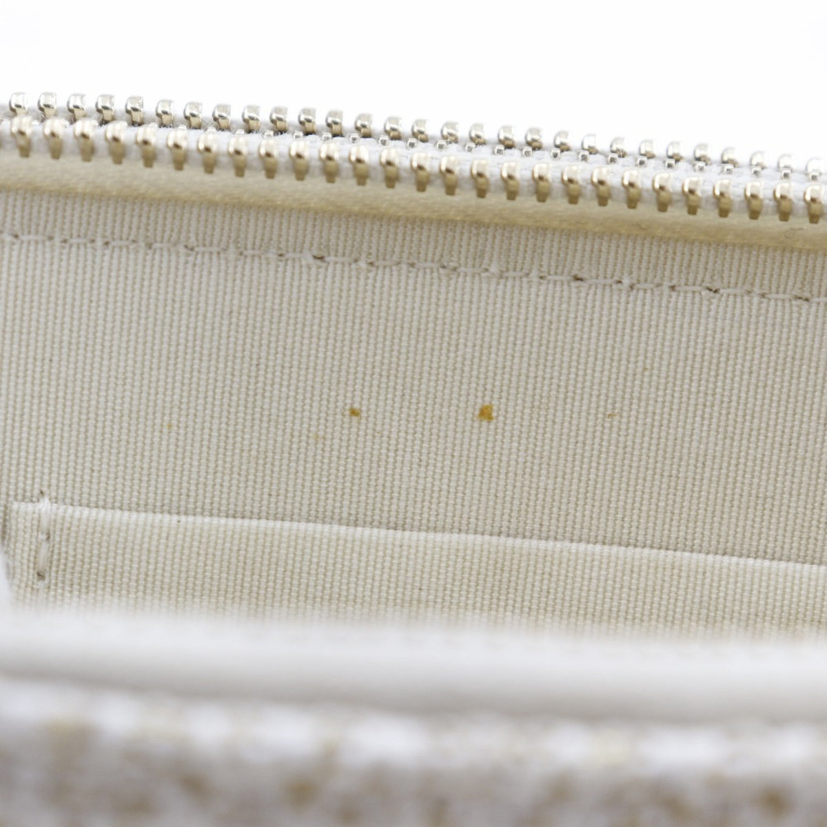 Chanel White Tweed Shoulder Bag (Pre-Owned)