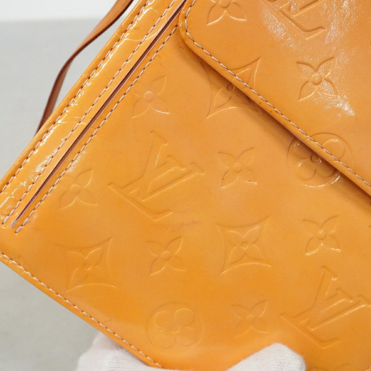 Louis Vuitton Rose Handbag (Pre-Owned)