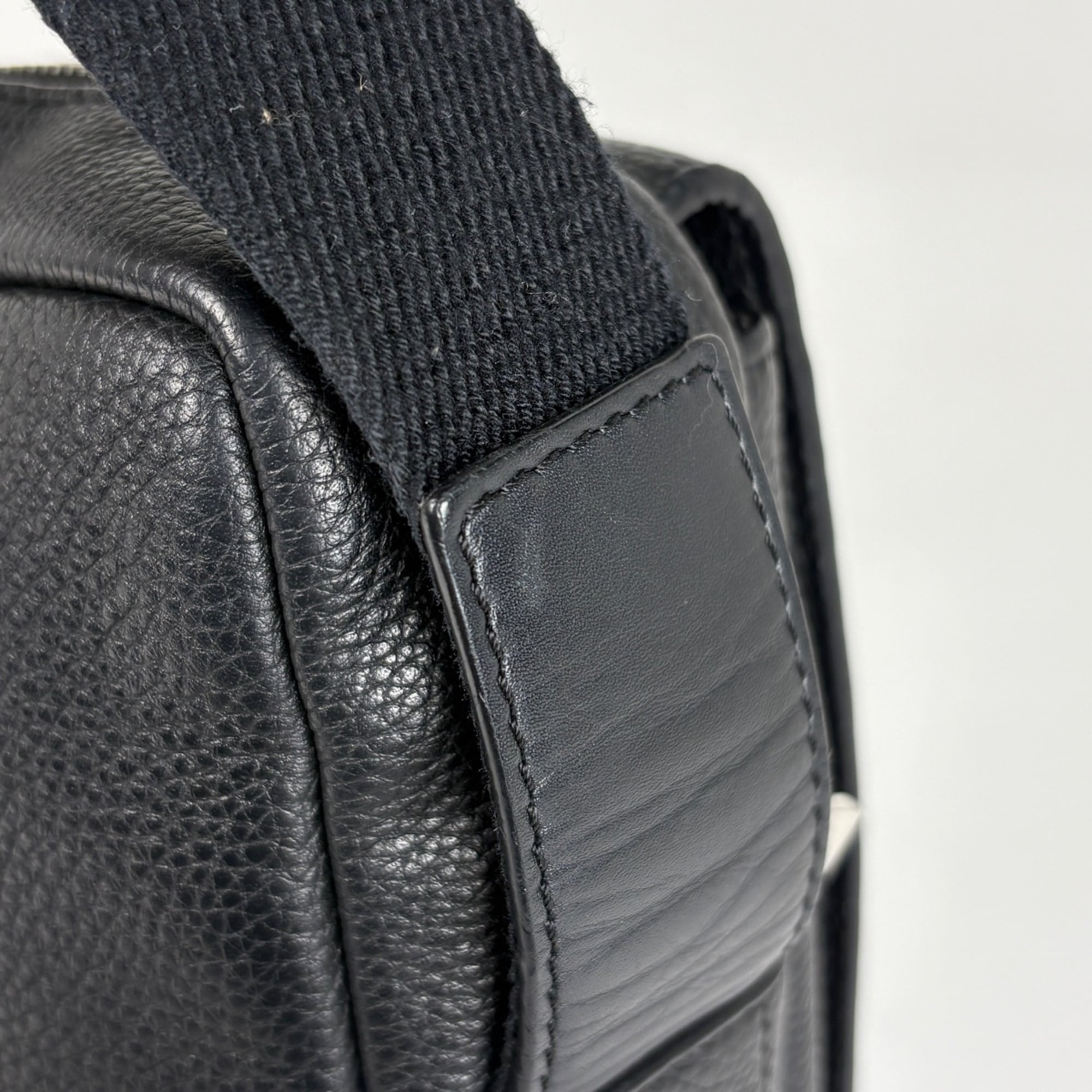 Loewe Black Leather Shoulder Bag (Pre-Owned)