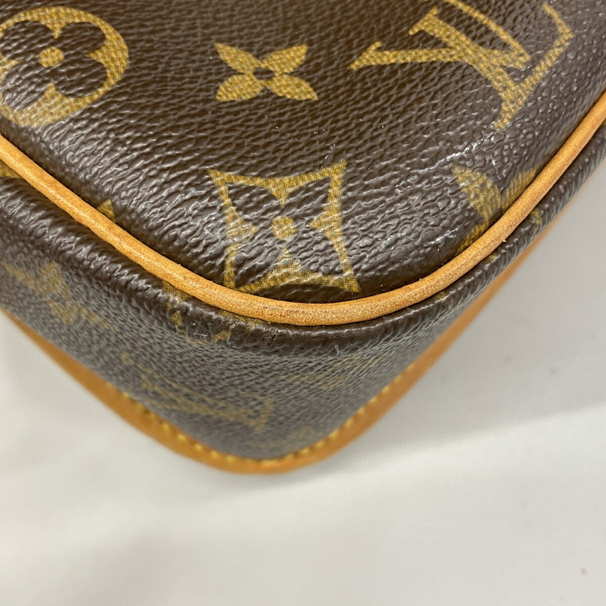 Louis Vuitton Brown Shoulder Bag (Pre-Owned)