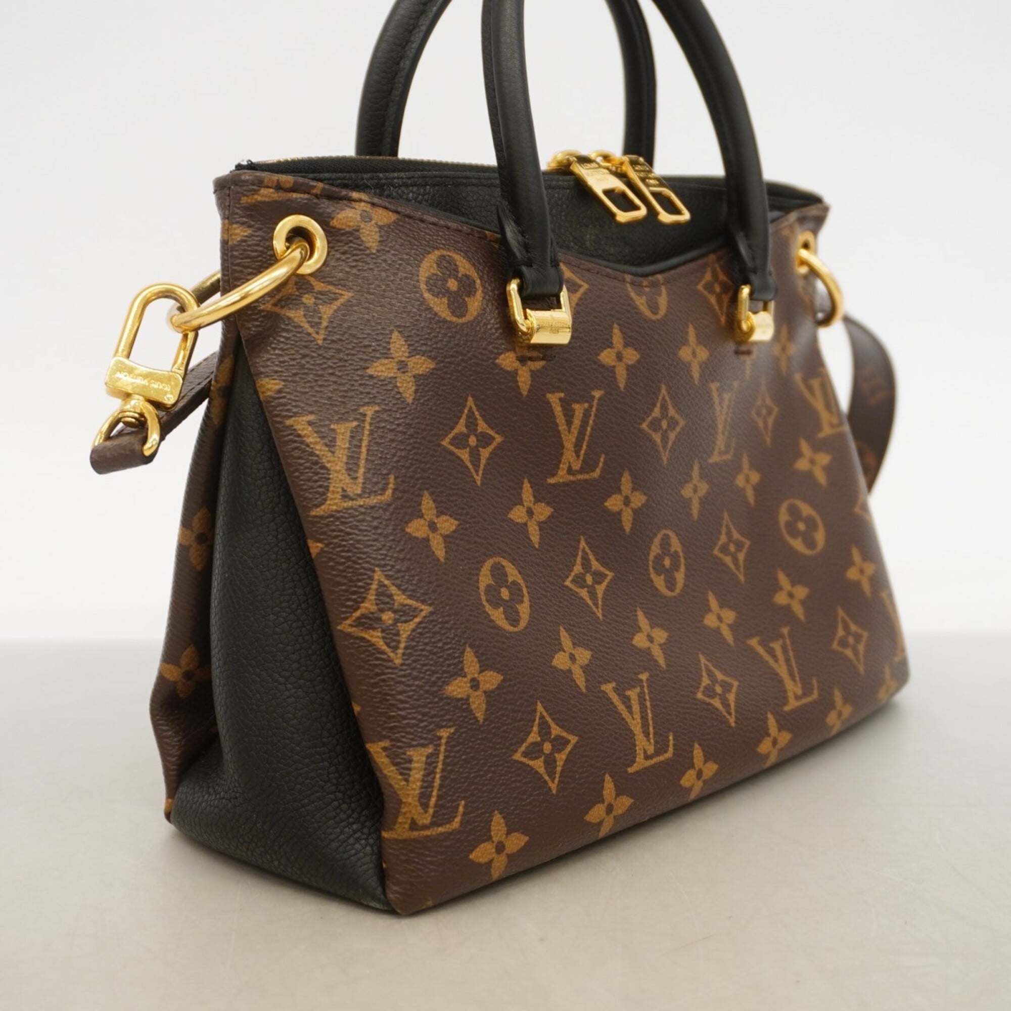 Louis Vuitton Noir Handbag (Pre-Owned)
