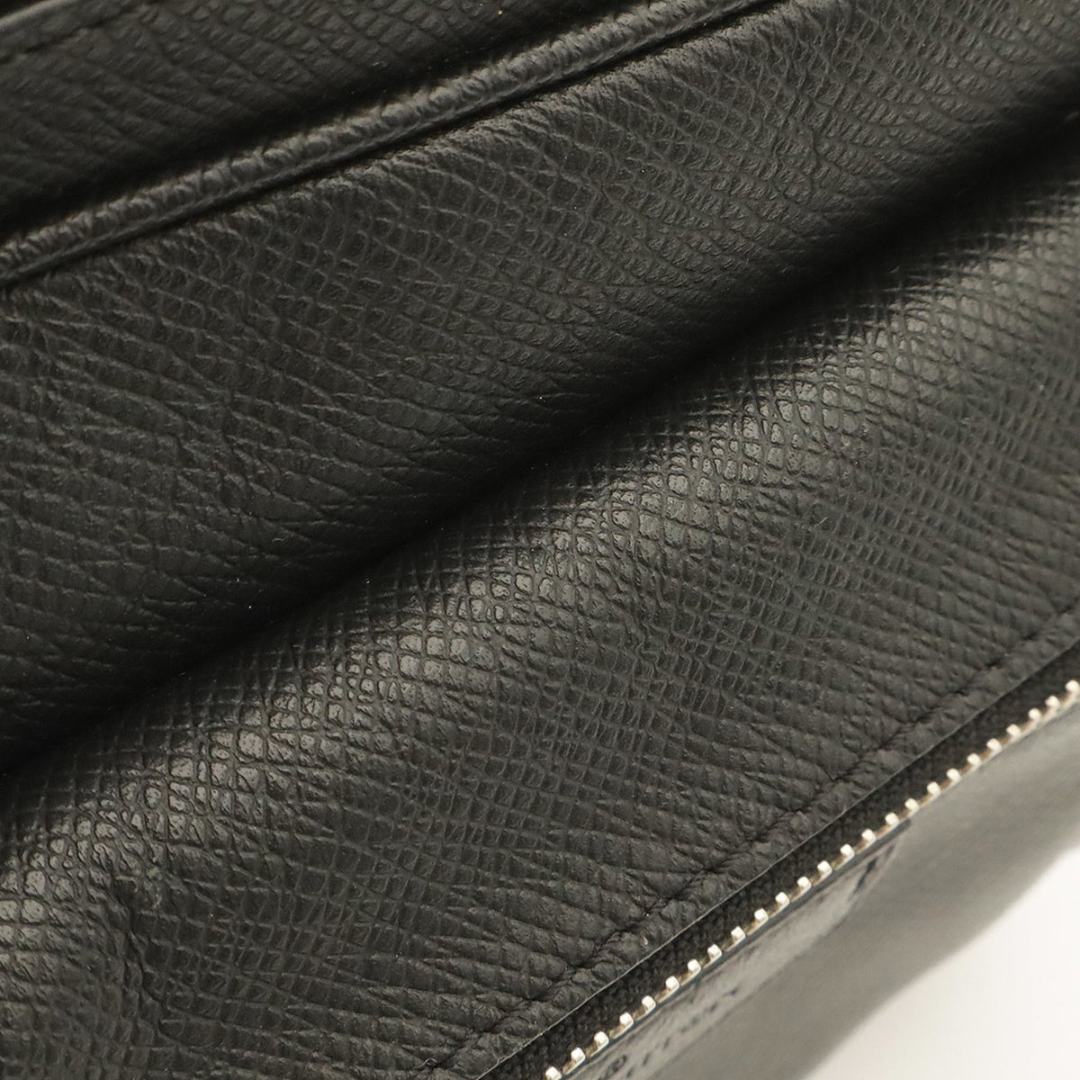 Louis Vuitton Noir Taiga Leather Leather Fanny Pack Pouch (Pre-Owned)