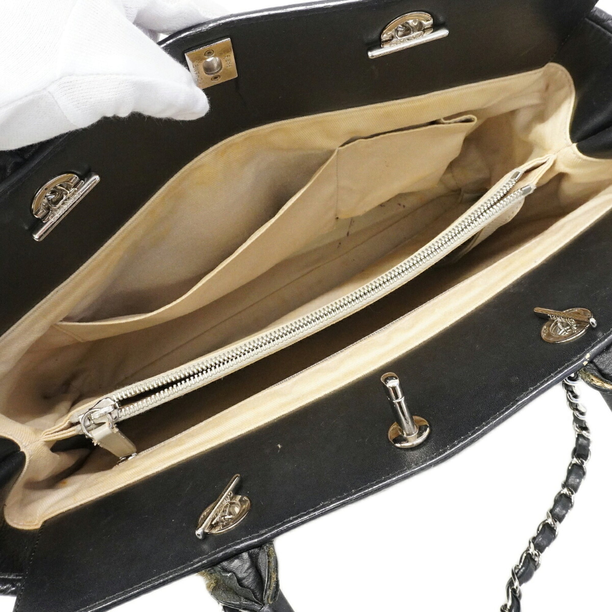 Chanel Black Leather Handbag (Pre-Owned)