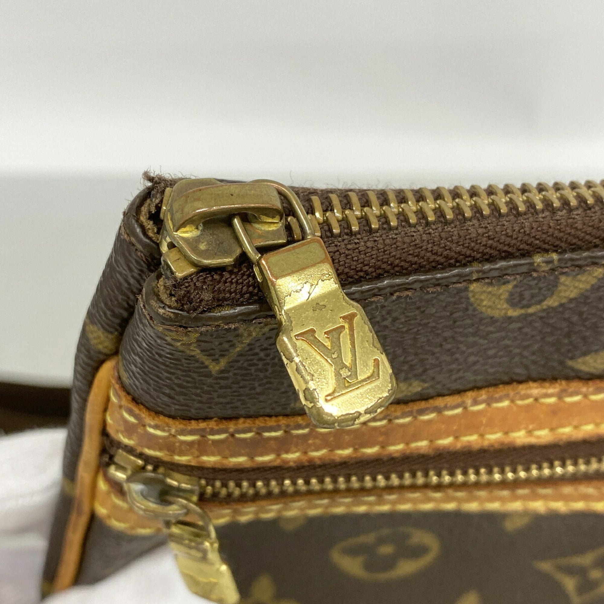 Louis Vuitton Brown Shoulder Bag (Pre-Owned)