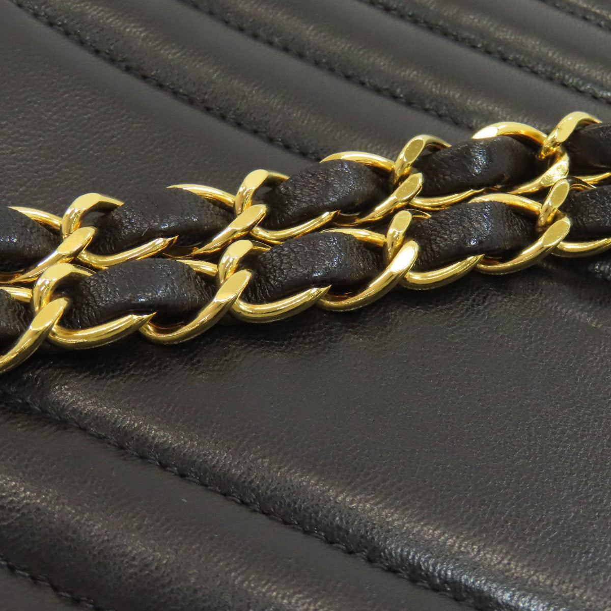 Chanel Black Leather Shoulder Bag (Pre-Owned)