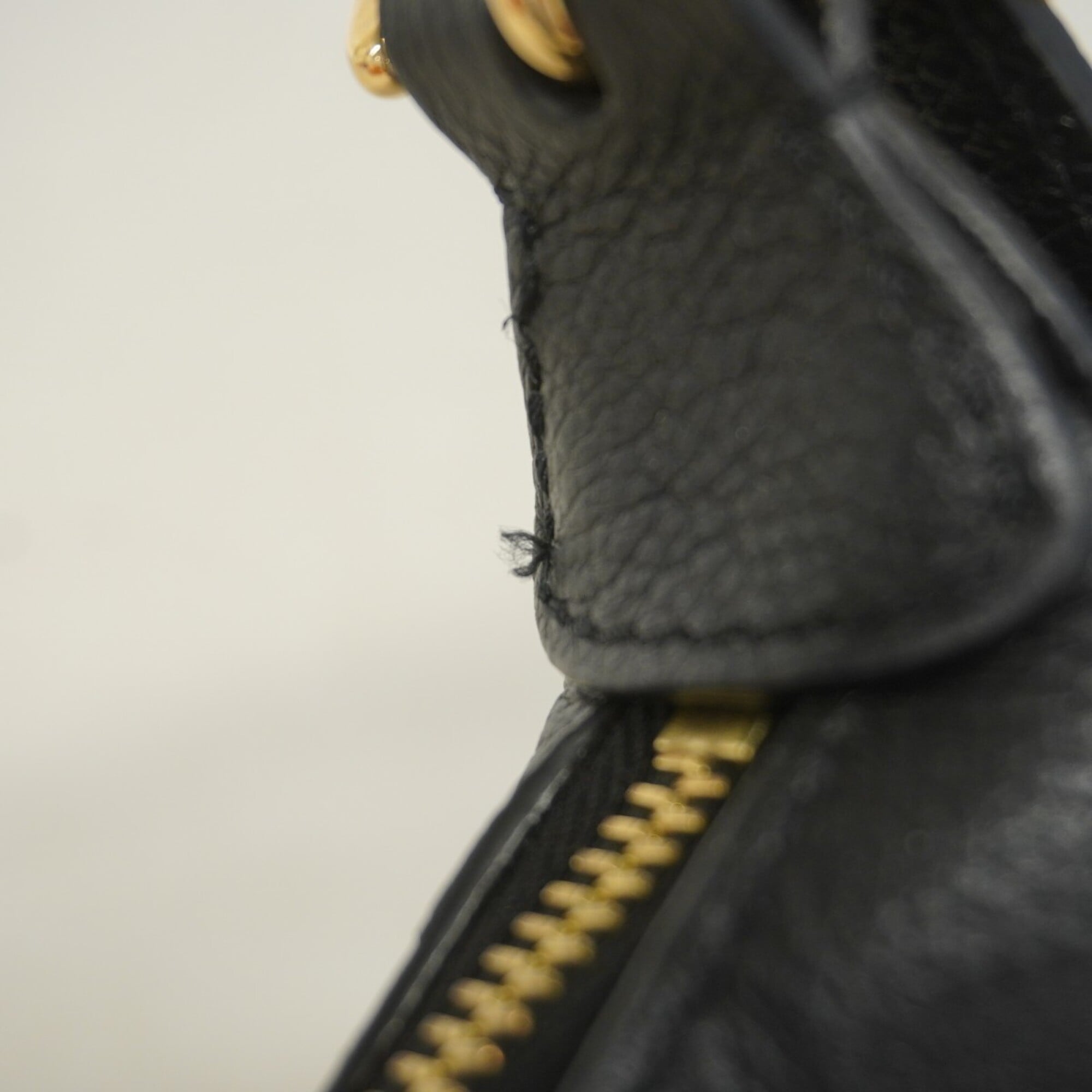 Louis Vuitton Noir Handbag (Pre-Owned)