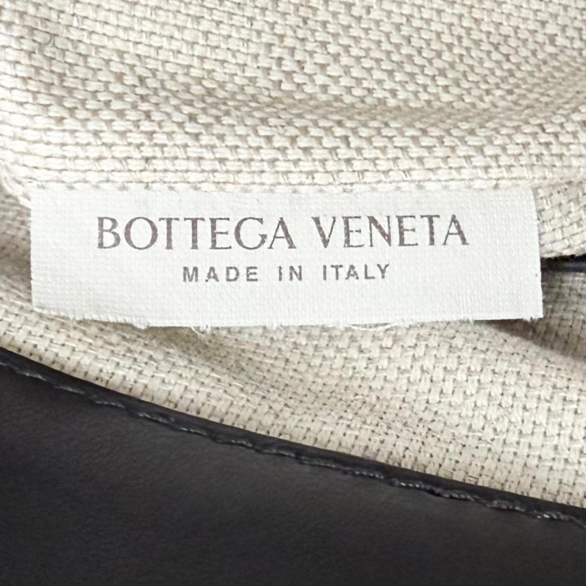 Bottega Veneta Black Leather Shoulder Bag (Pre-Owned)