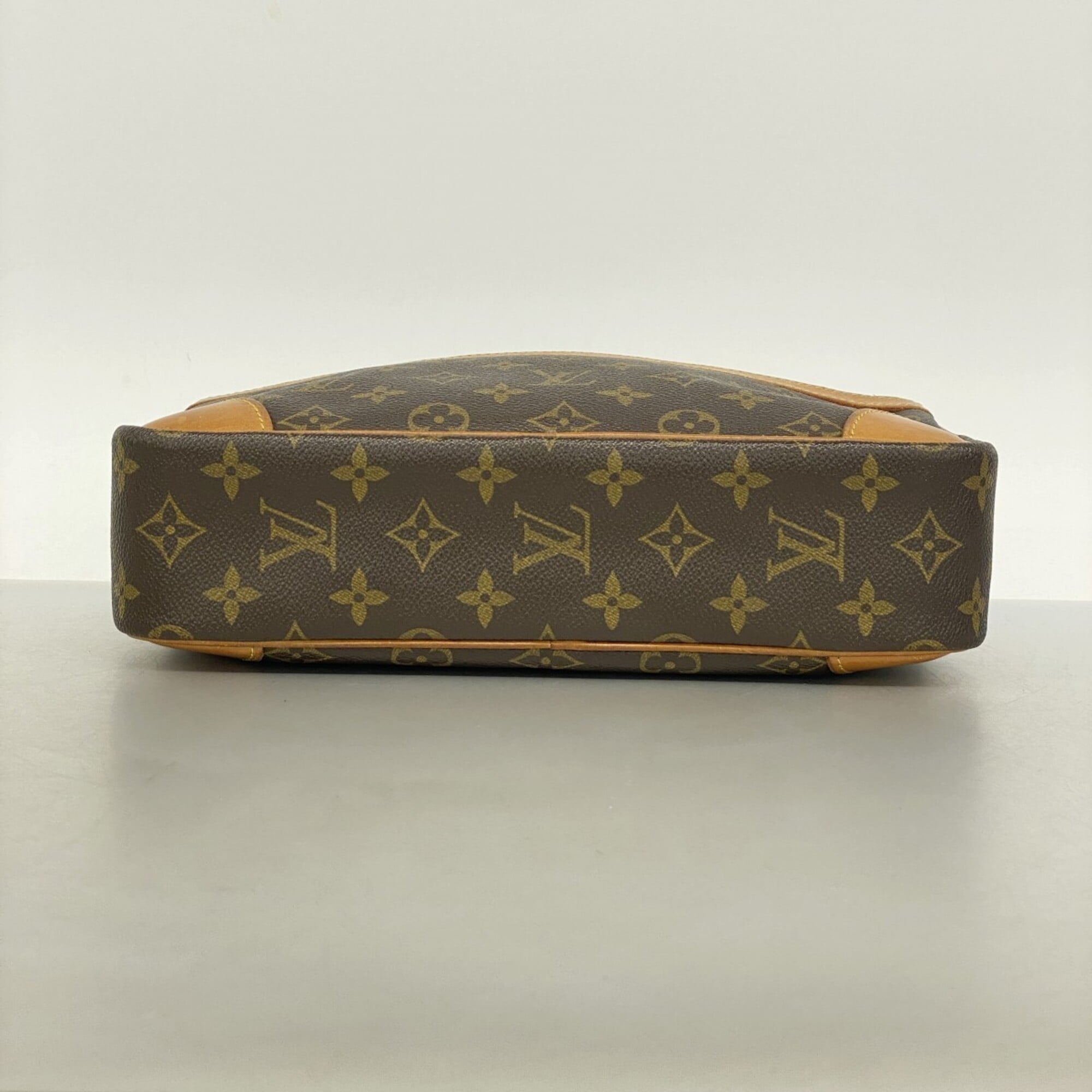 Louis Vuitton Brown Clutch Bag (Pre-Owned)
