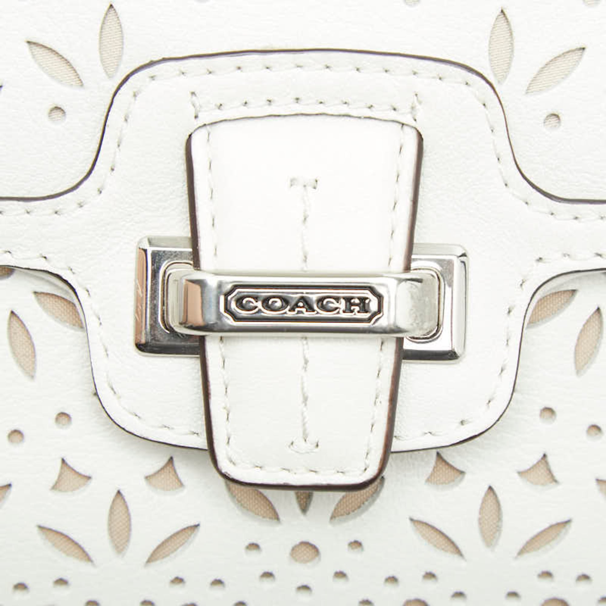 Coach White Leather Clutch Bag (Pre-Owned)