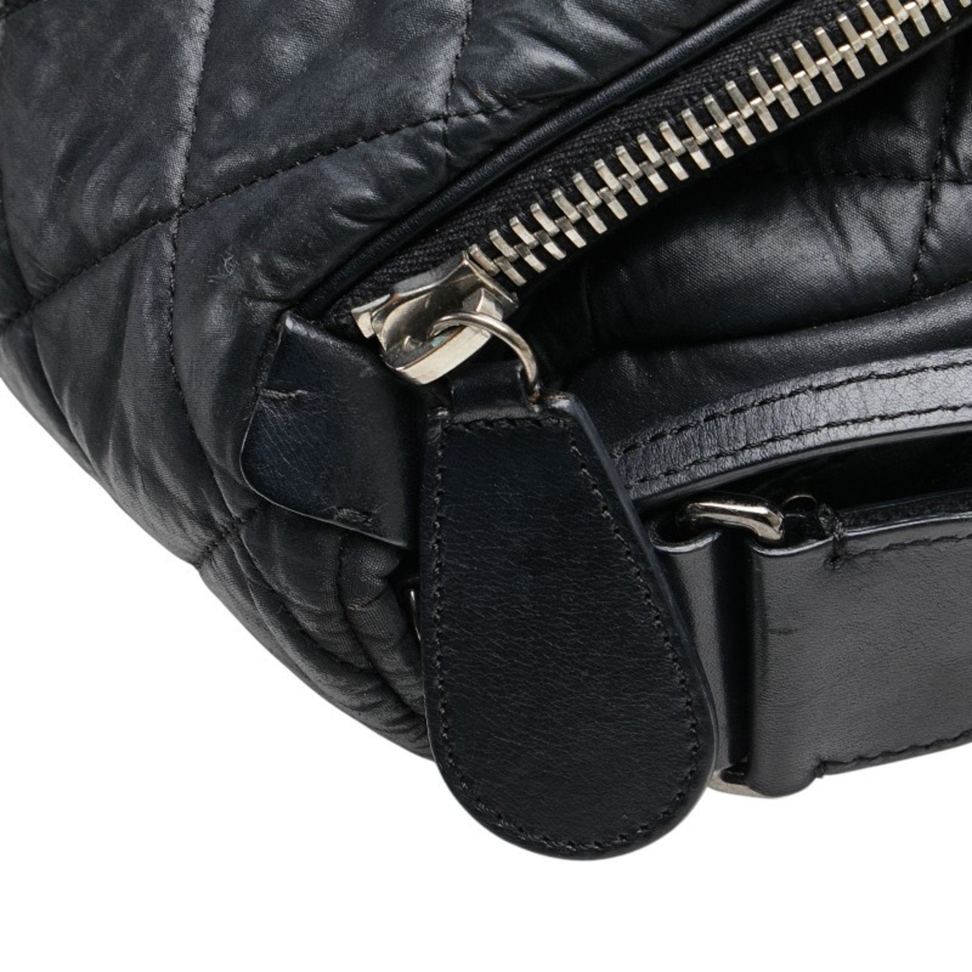 Chanel Black Leather Shoulder Bag (Pre-Owned)