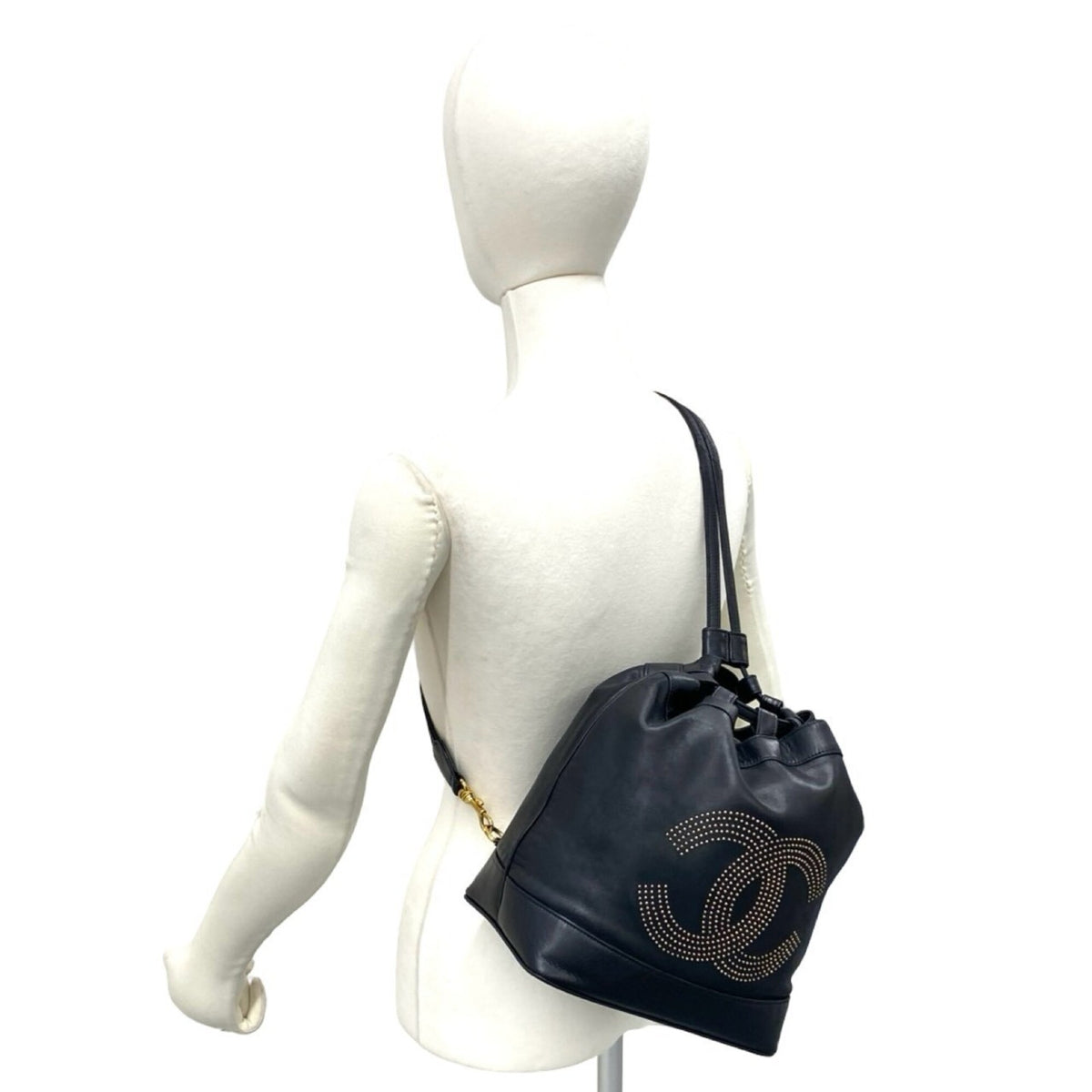 Chanel Black Leather Shoulder Bag (Pre-Owned)