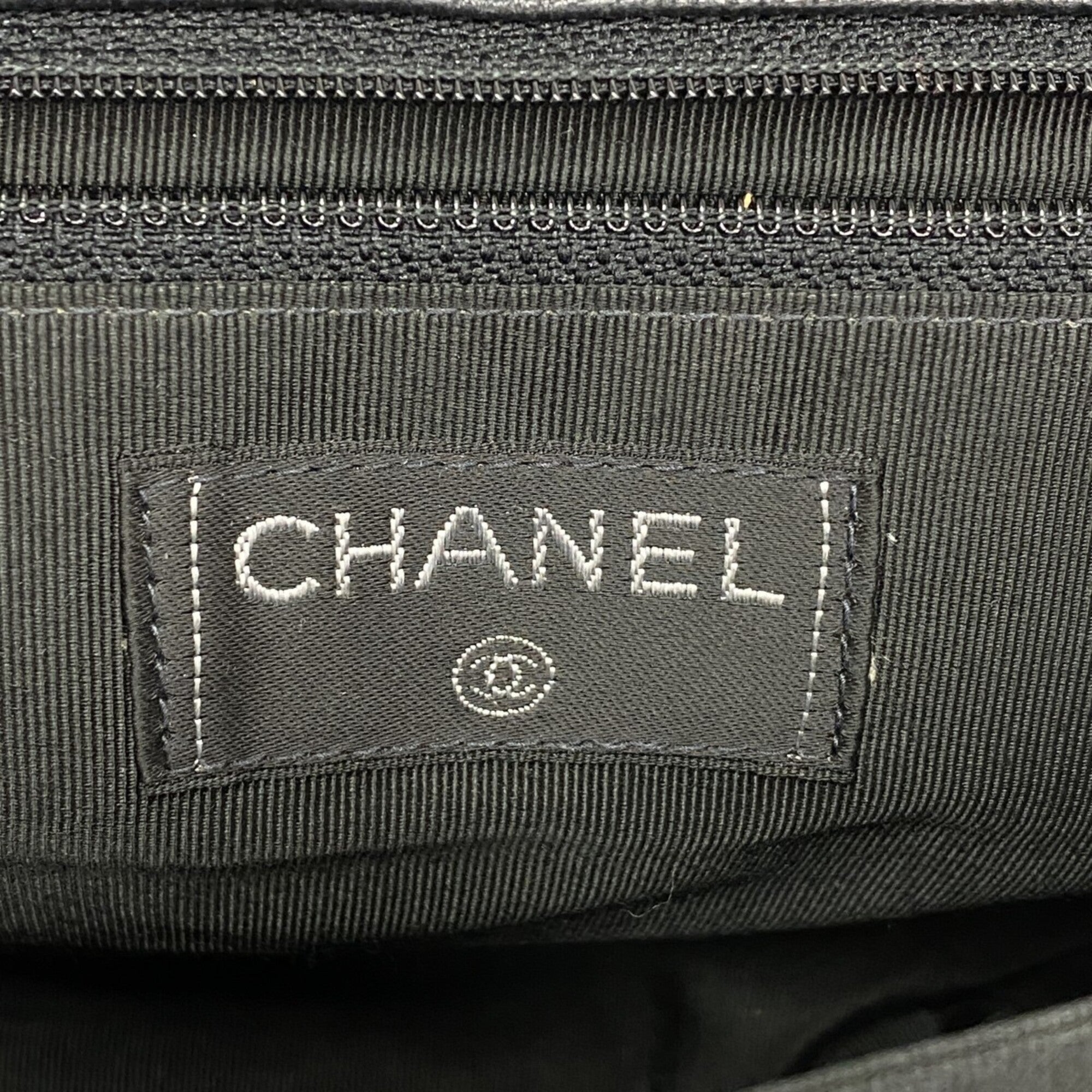 Chanel Black Leather Shoulder Bag (Pre-Owned)