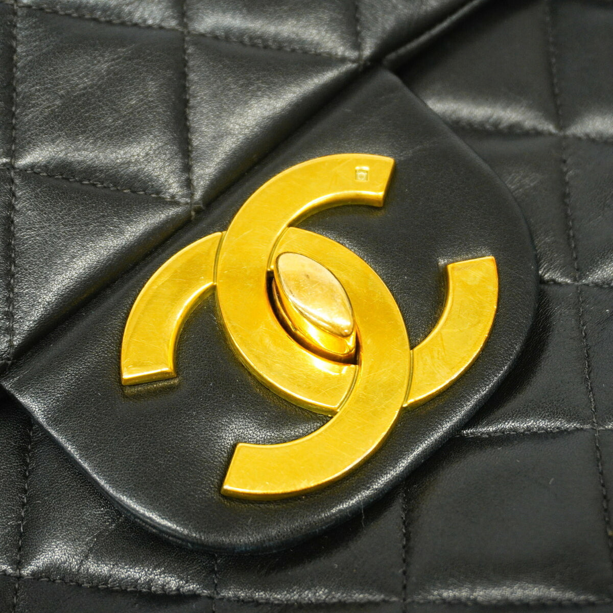 Chanel Black Leather Shoulder Bag (Pre-Owned)