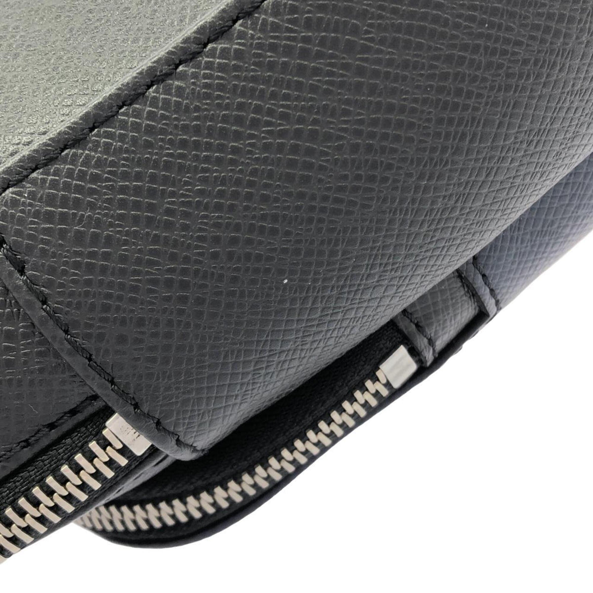 Louis Vuitton Black Leather Shoulder Bag (Pre-Owned)
