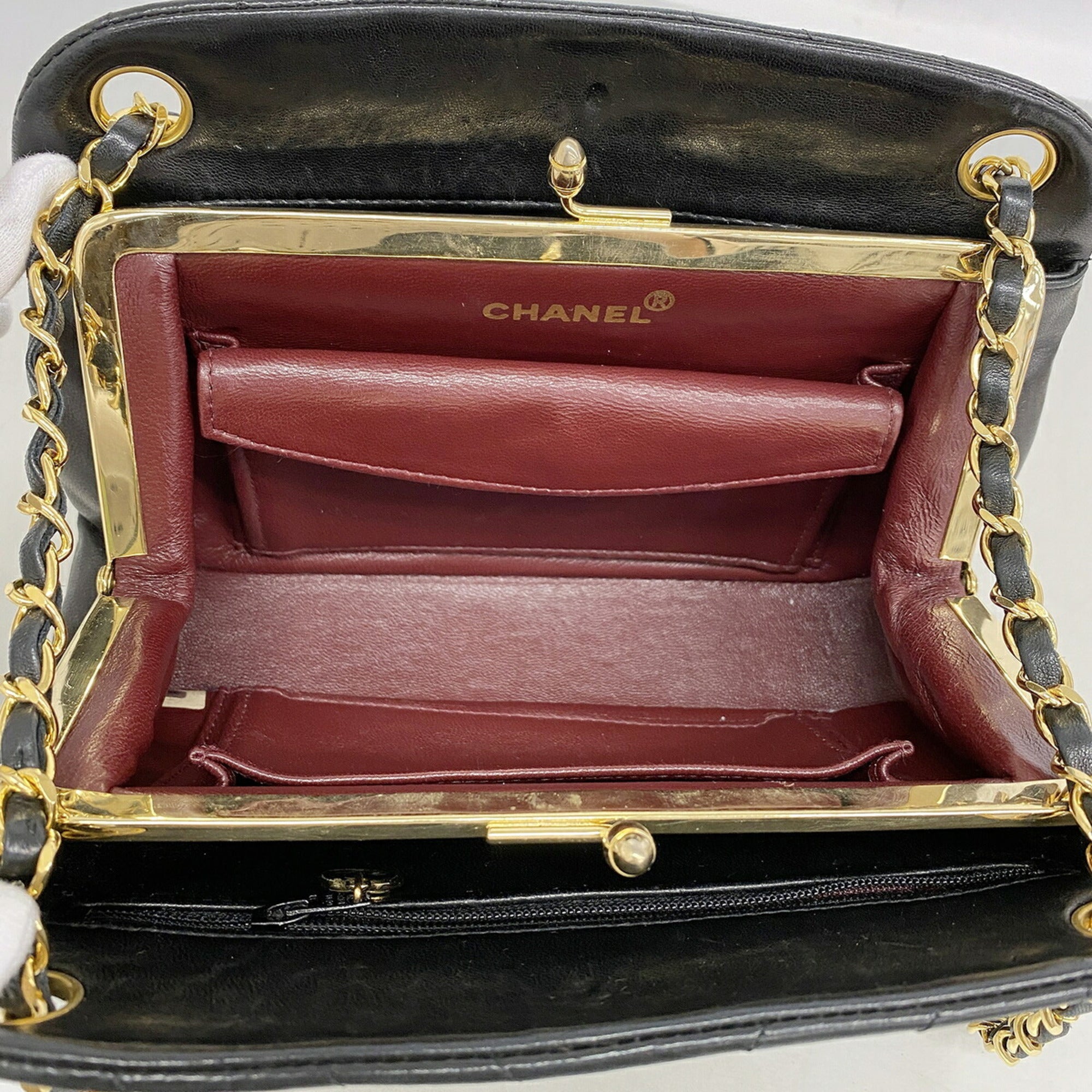 Chanel Black Leather Shoulder Bag (Pre-Owned)