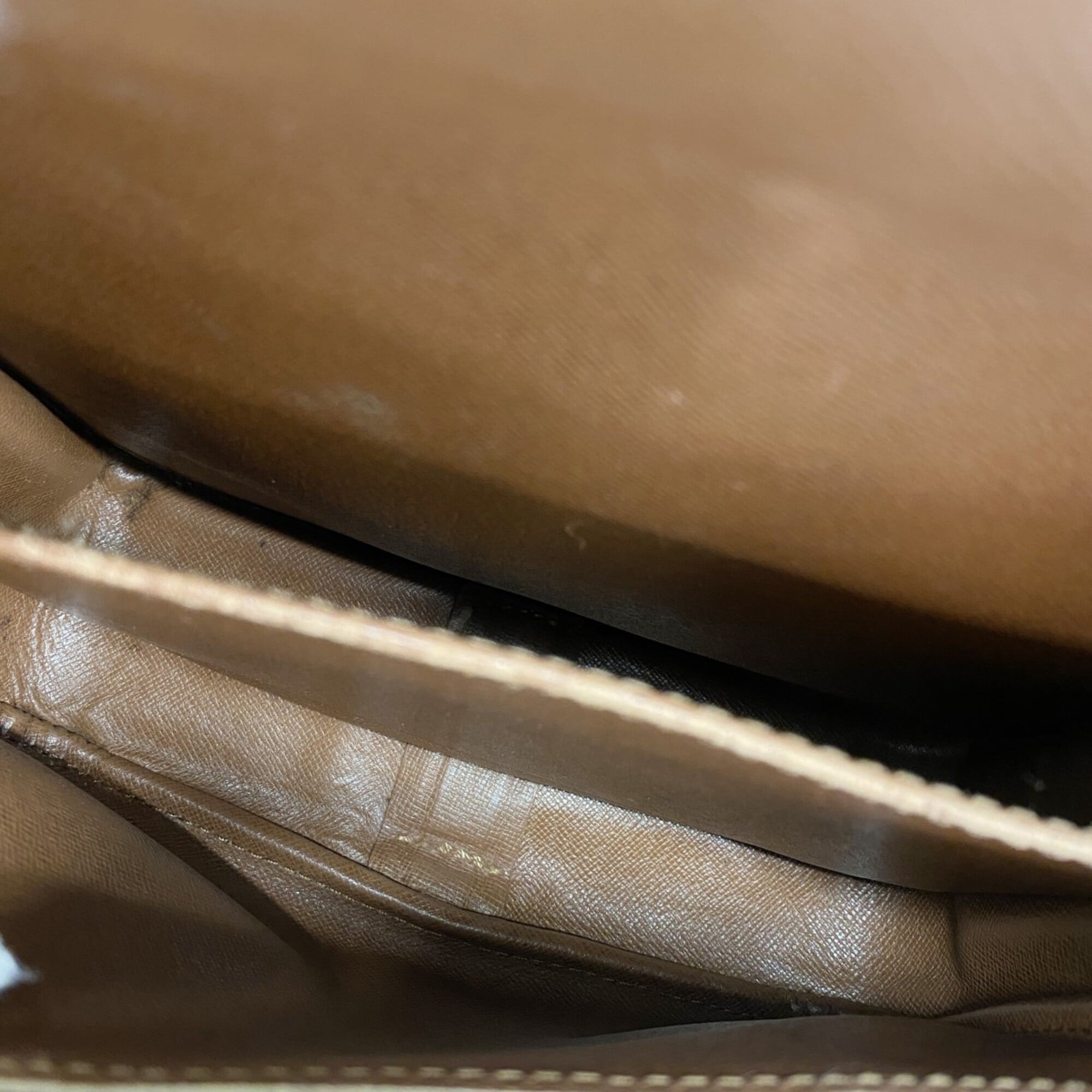 Louis Vuitton Brown Shoulder Bag (Pre-Owned)