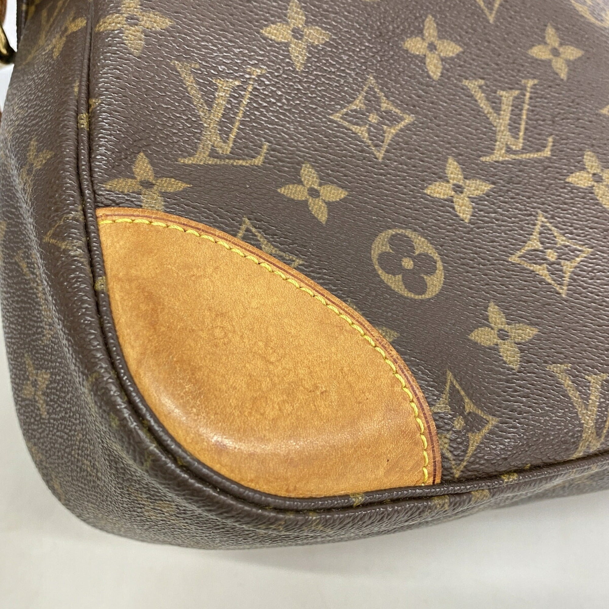 Louis Vuitton Brown Shoulder Bag (Pre-Owned)