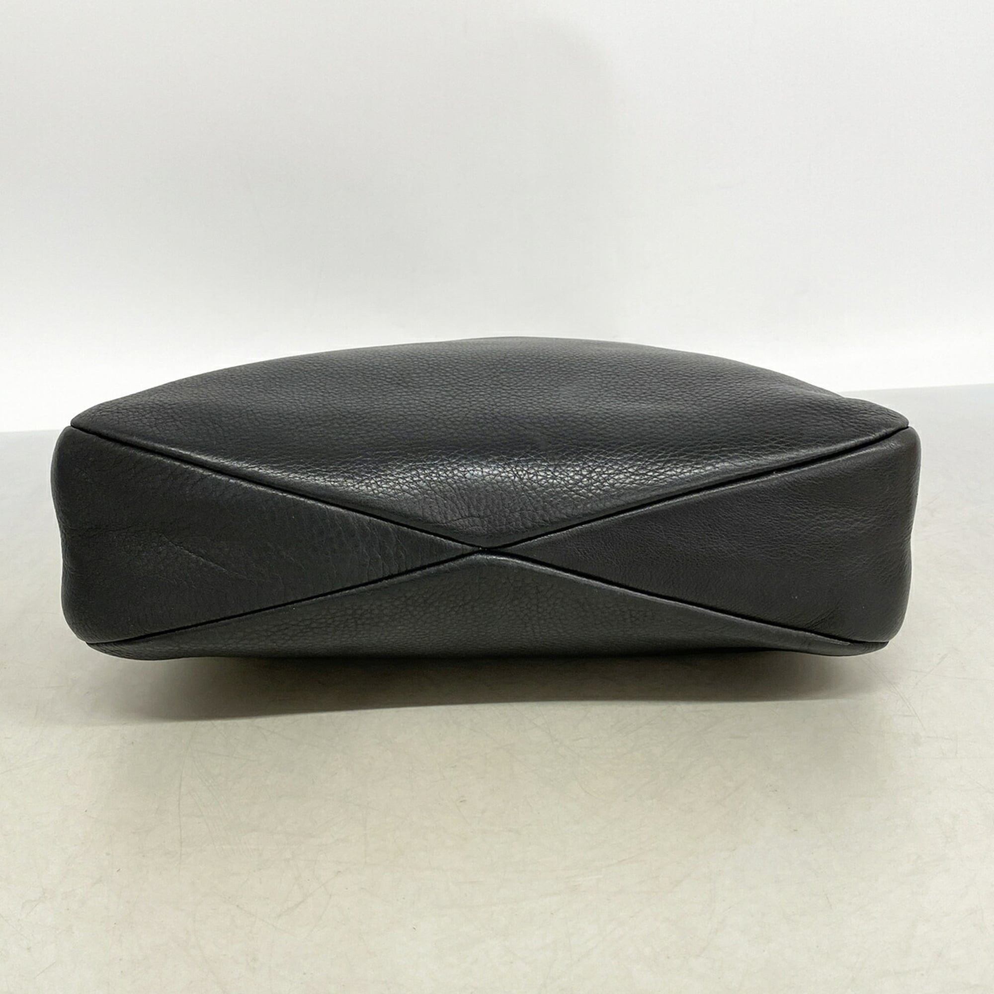 Salvatore Ferragamo Black Leather Shoulder Bag (Pre-Owned)