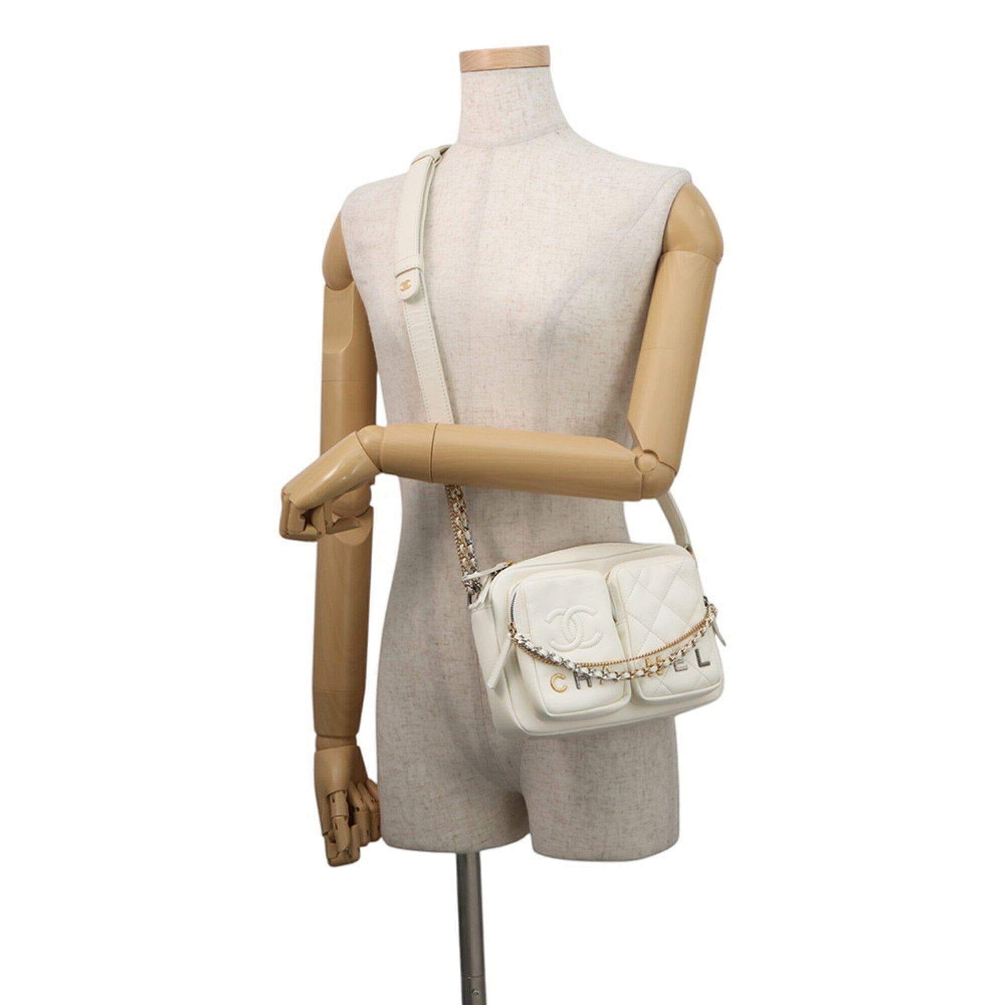 Chanel White Leather Shoulder Bag (Pre-Owned)