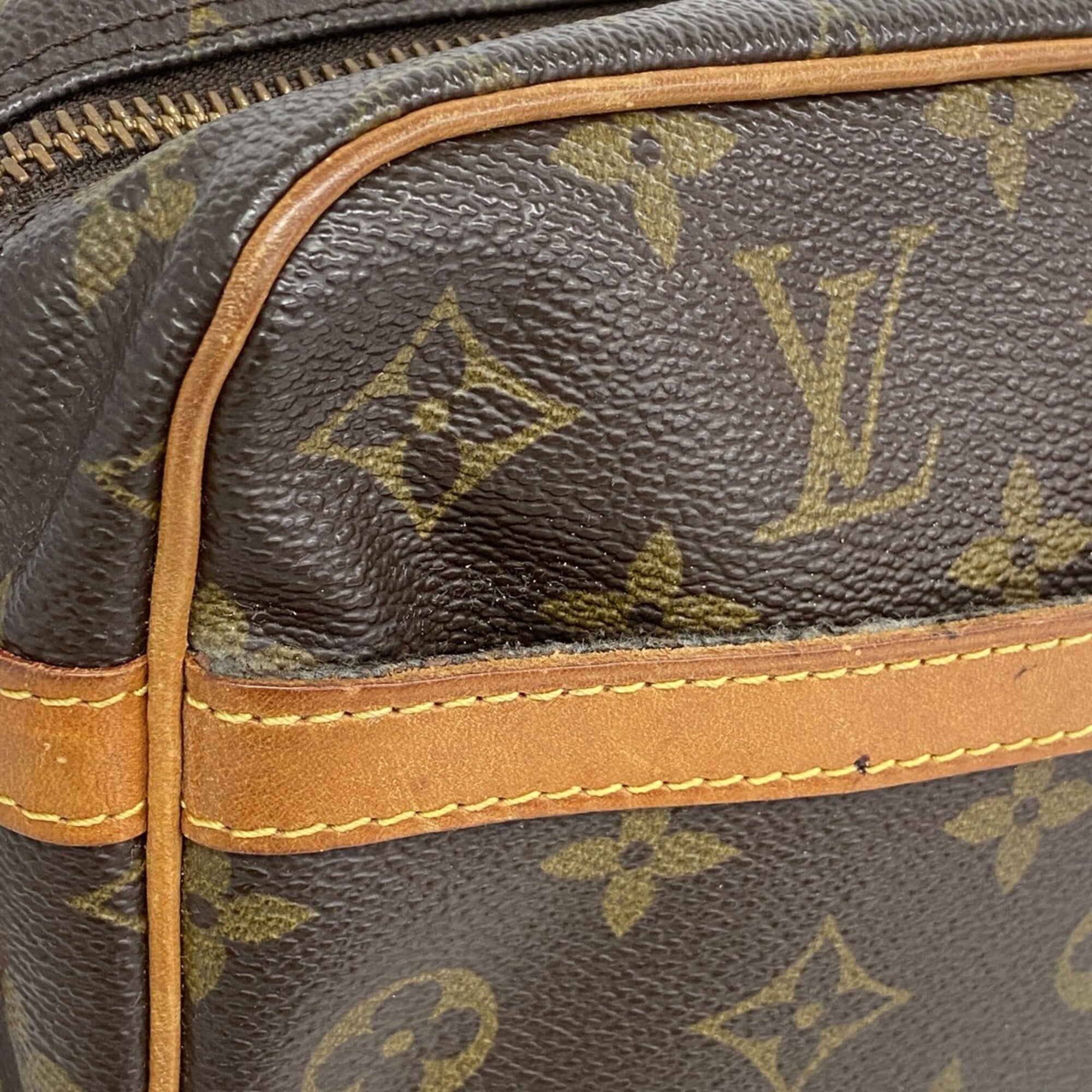 Louis Vuitton Brown Clutch Bag (Pre-Owned)