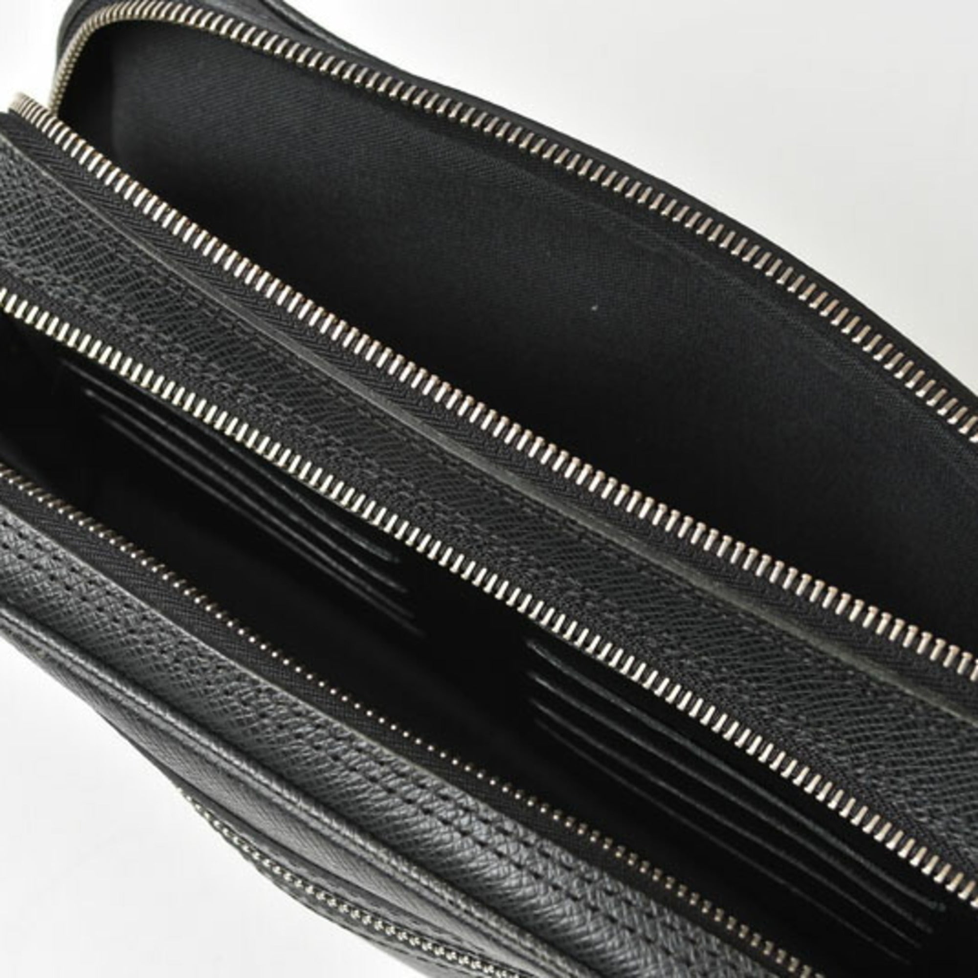 Louis Vuitton Ardoise Black Taiga Leather Clutch Bag (Pre-Owned)