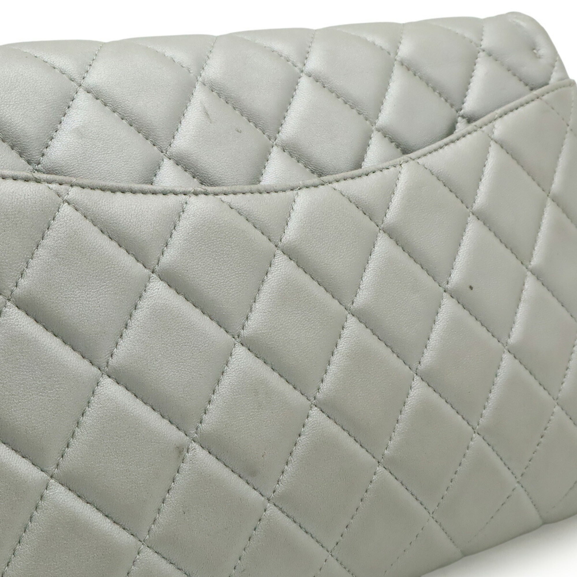 Chanel Silver Leather Shoulder Bag (Pre-Owned)