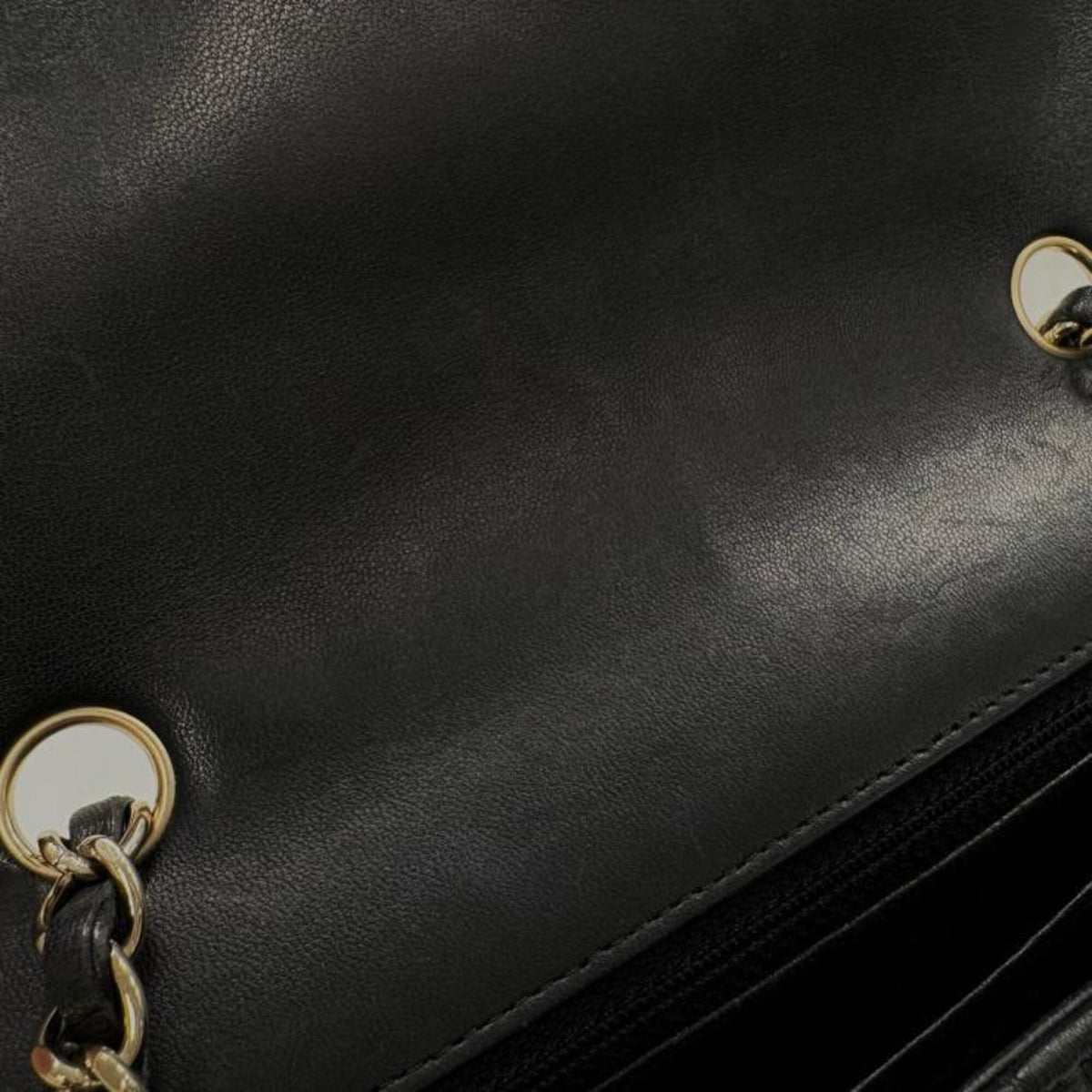 Chanel Black Leather Shoulder Bag (Pre-Owned)