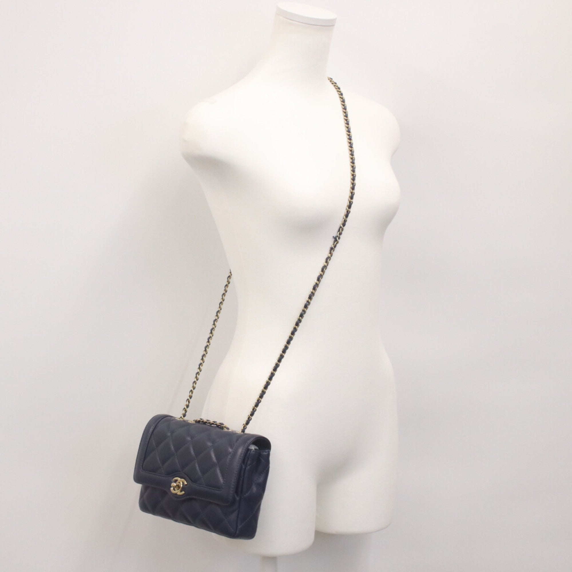 Chanel Navy Leather Shoulder Bag (Pre-Owned)