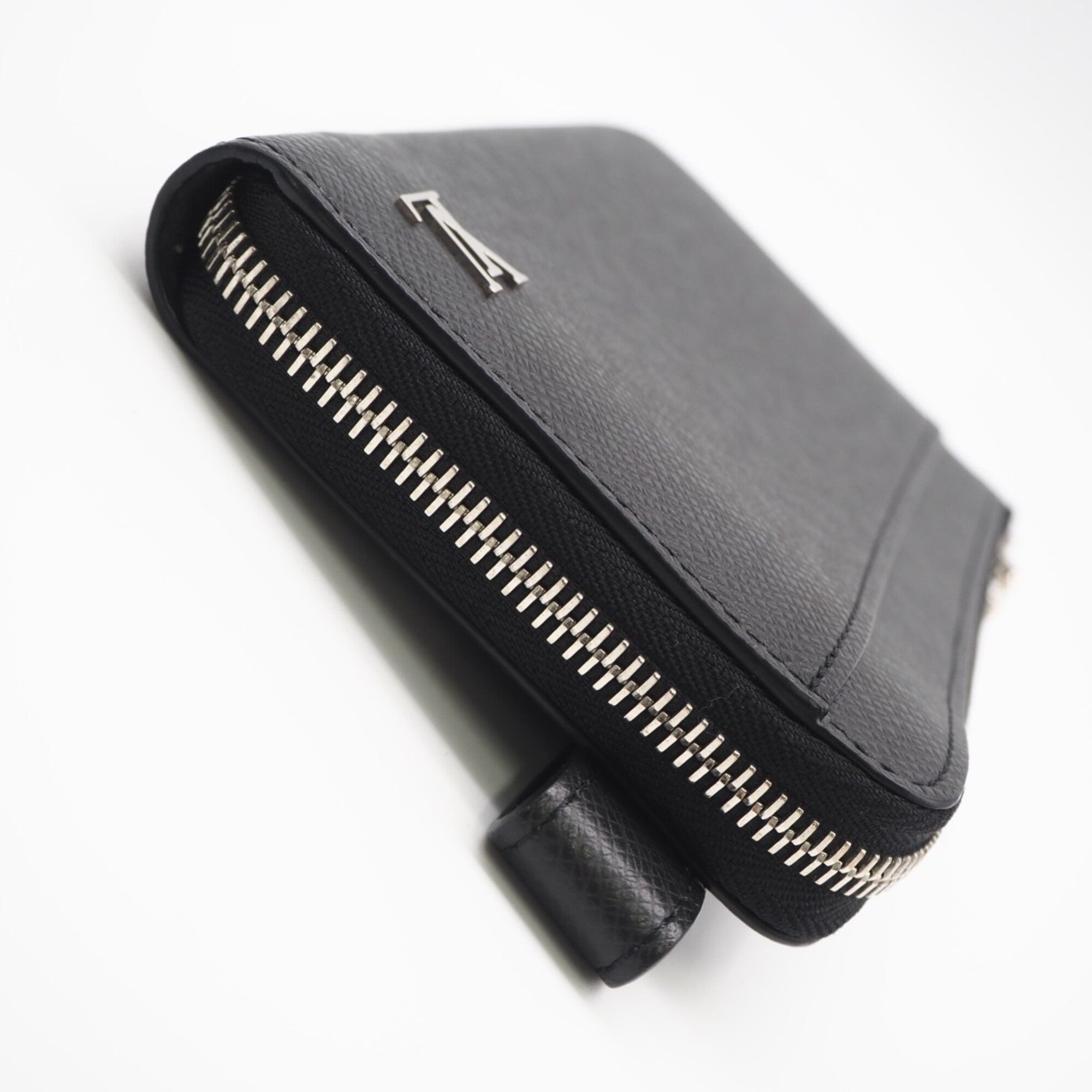Louis Vuitton Taiga Black Noir Leather Long Wallet (Bi-Fold) (Pre-Owned)