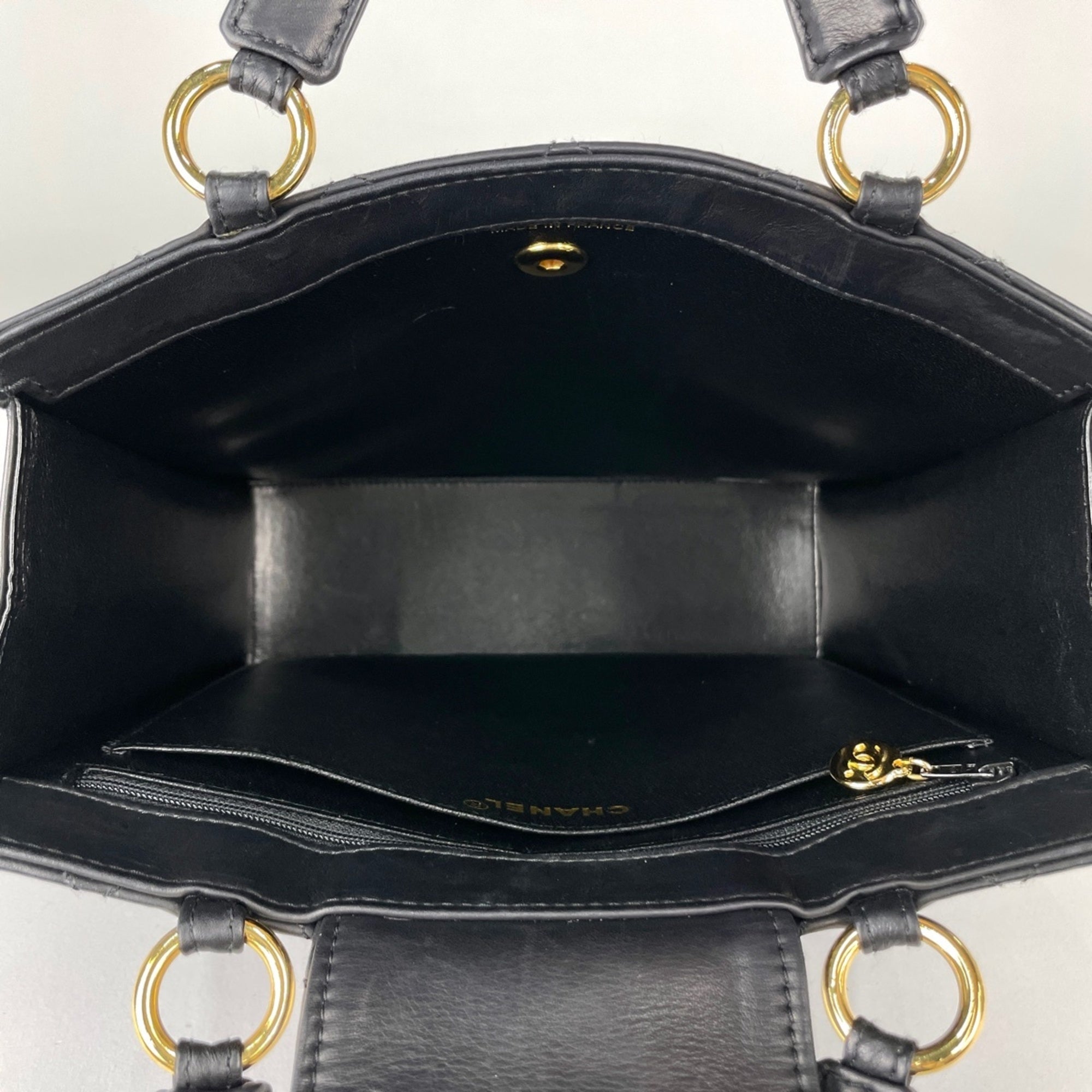 Chanel Matelasse Black Leather Handbag (Pre-Owned)