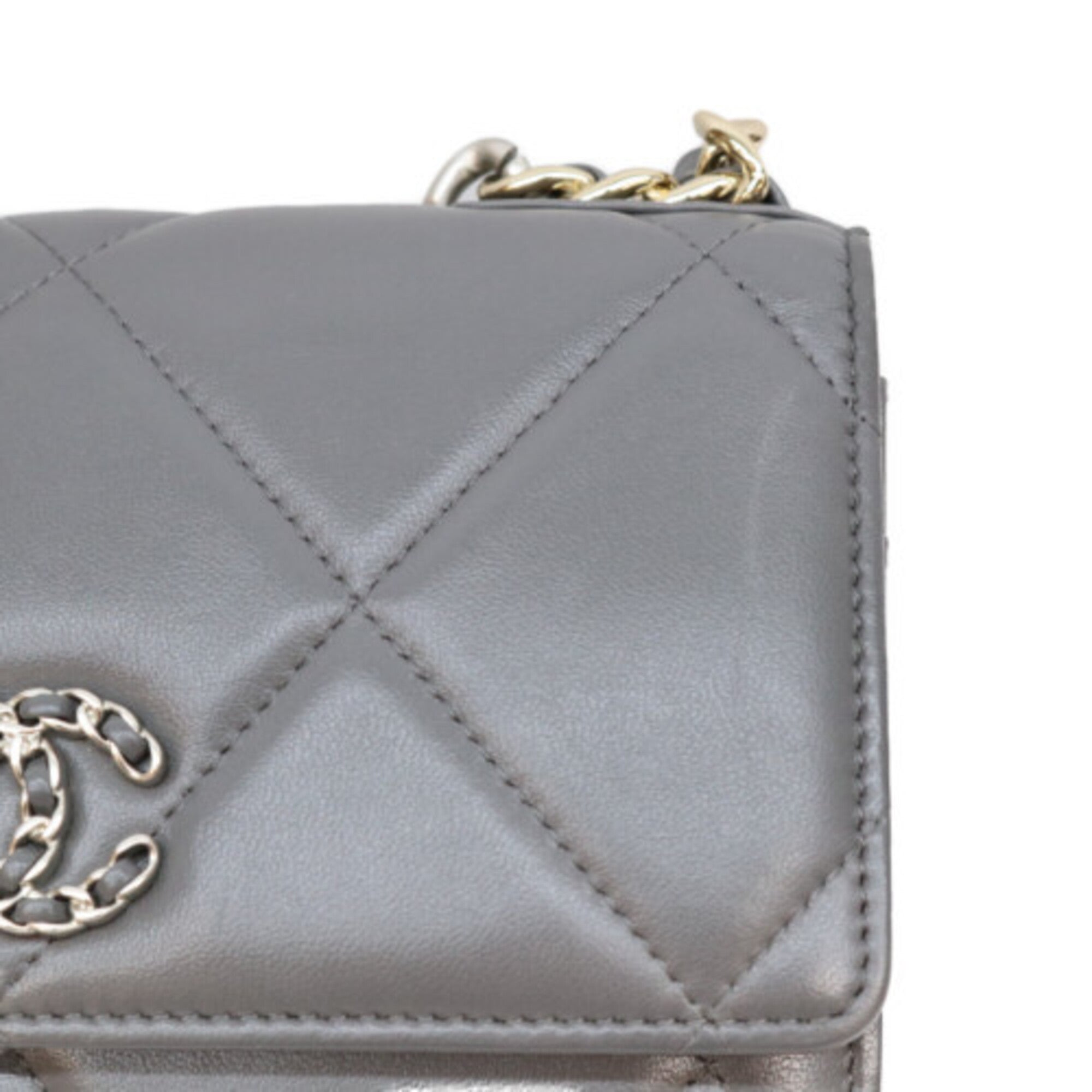 Chanel Gray Leather Shoulder Bag (Pre-Owned)