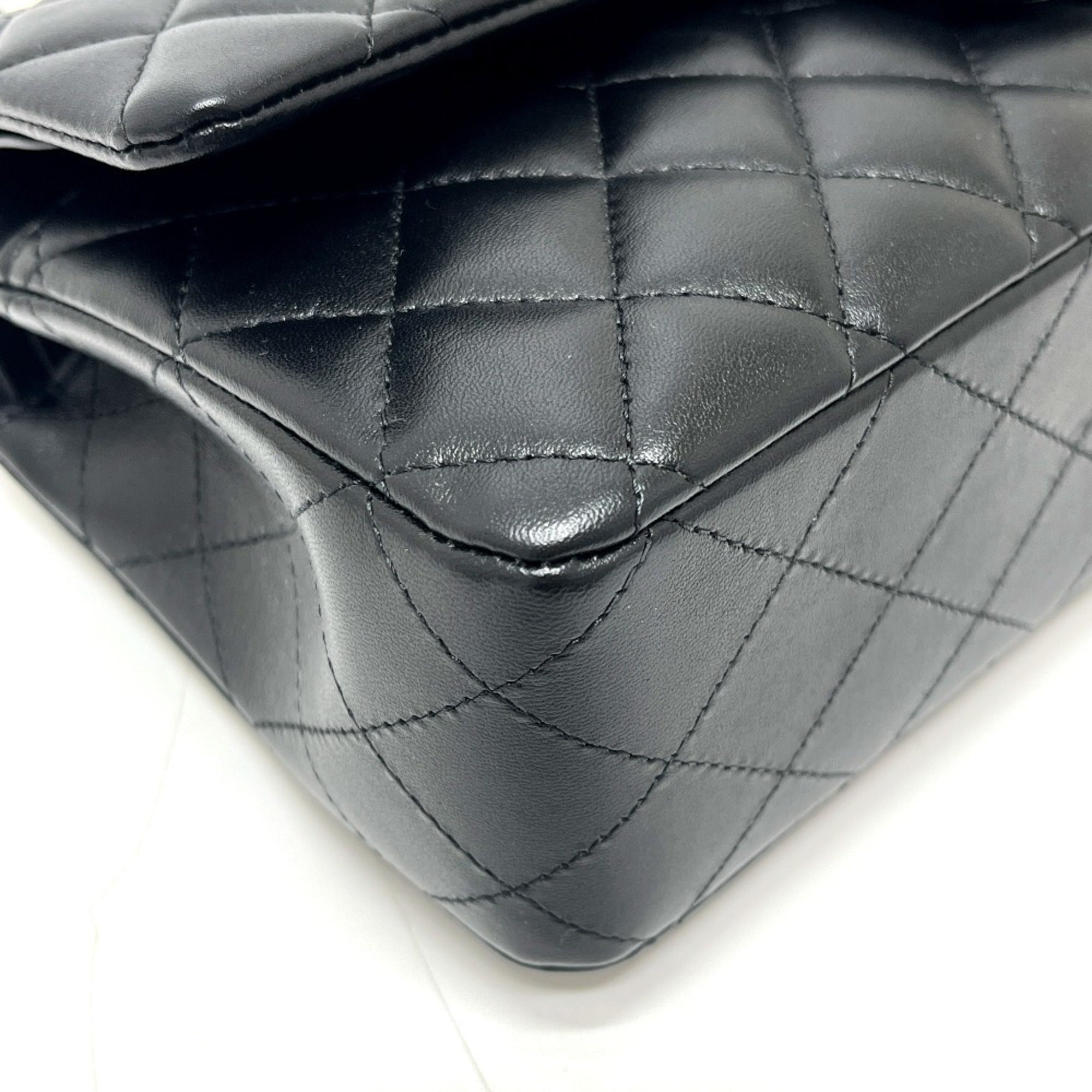 Chanel Black Leather Shoulder Bag (Pre-Owned)