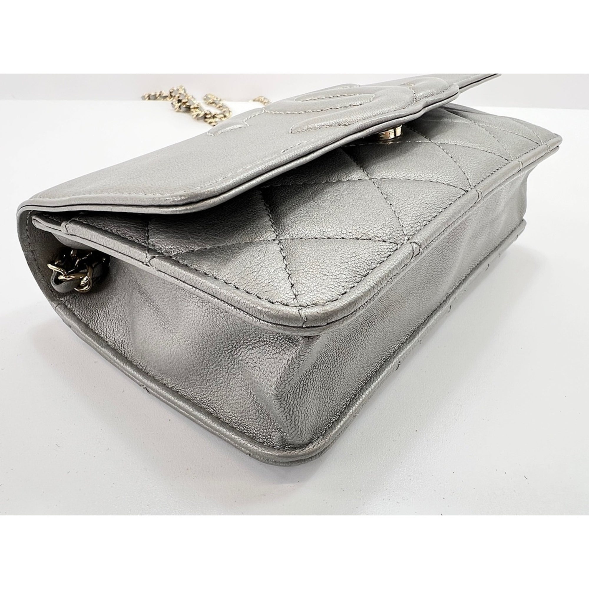 Chanel Silver Leather Shoulder Bag (Pre-Owned)