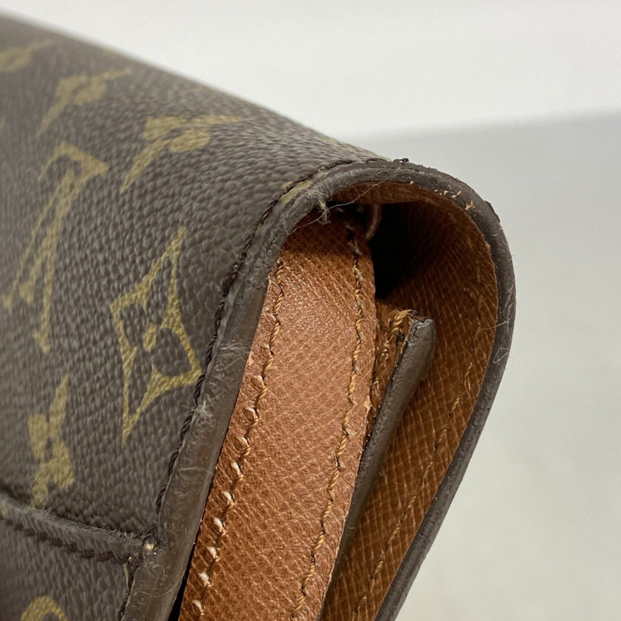 Louis Vuitton Brown Shoulder Bag (Pre-Owned)