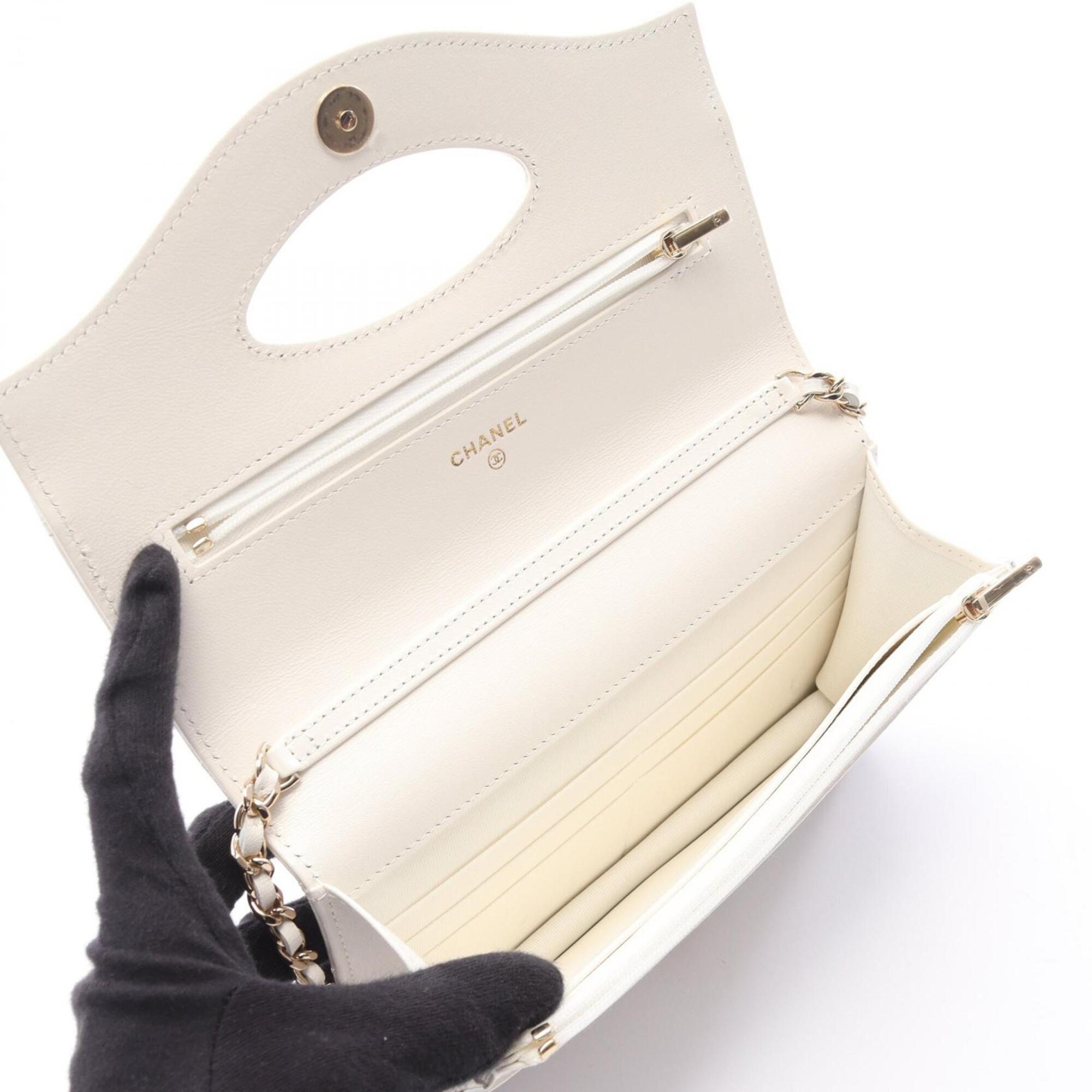 Chanel Matelasse White Leather Handbag Shoulder Bag (Pre-Owned)