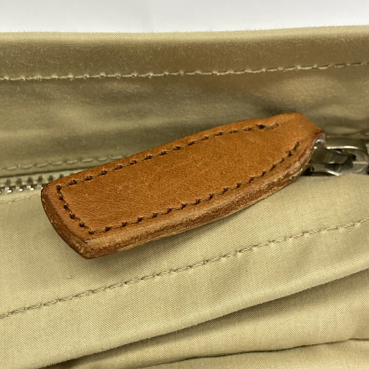 Gucci Beige Nylon Shoulder Bag (Pre-Owned)