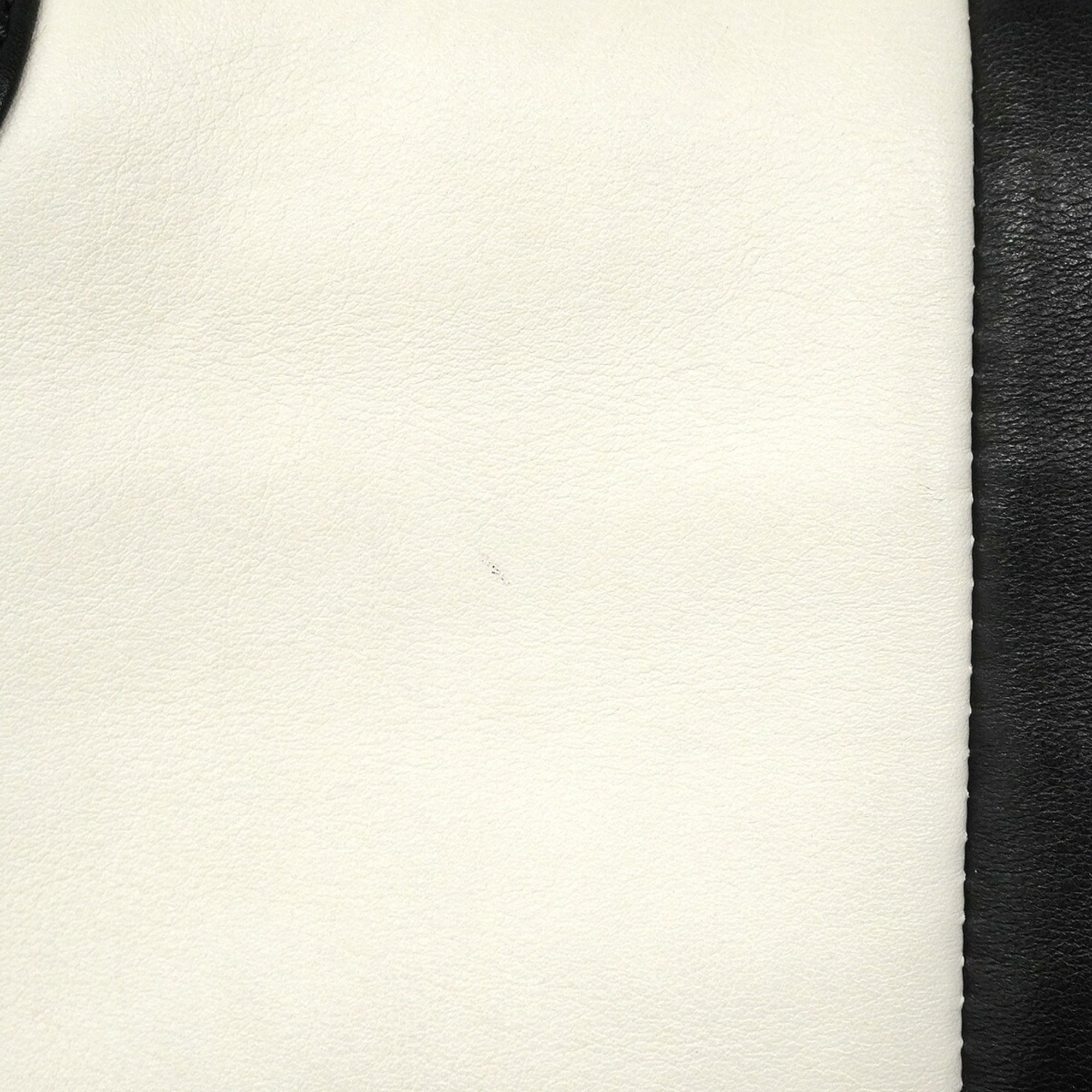 Chanel Black White Leather Shoulder Bag (Pre-Owned)