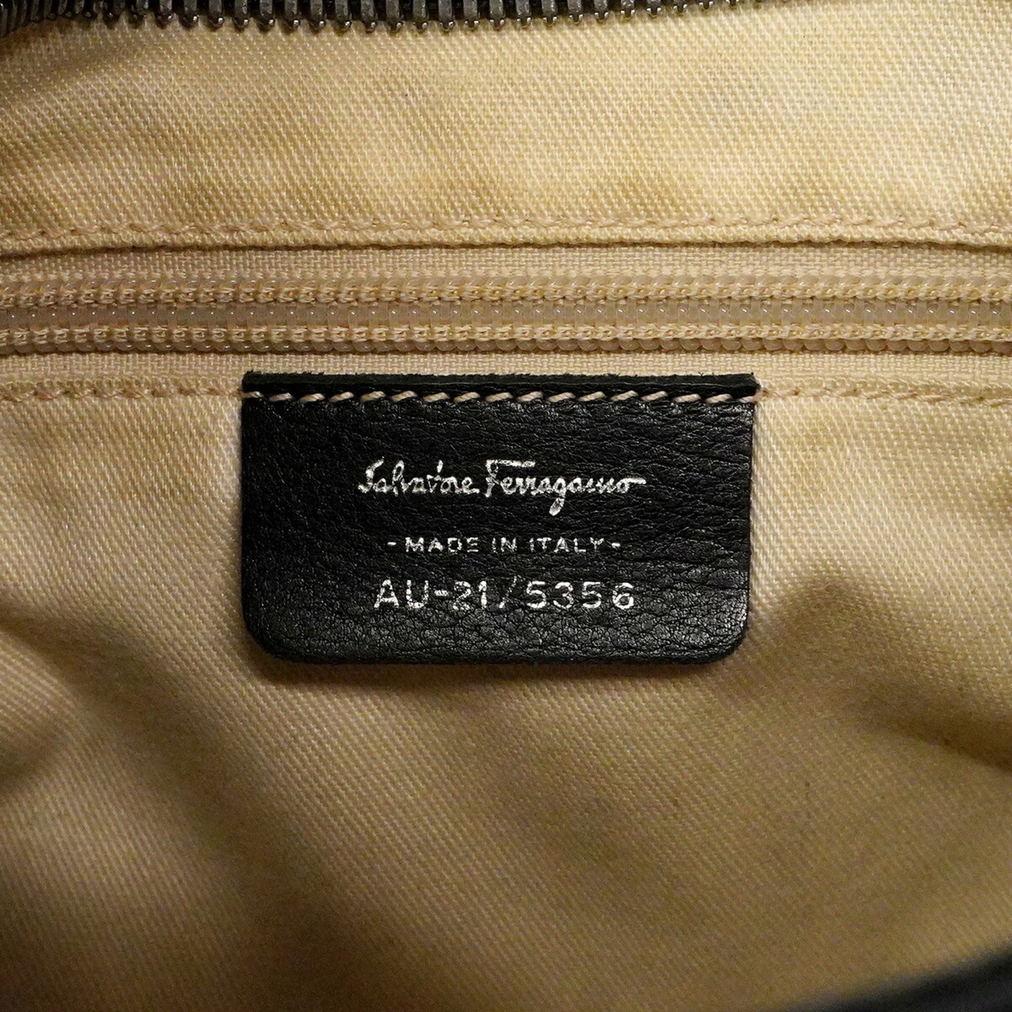 Salvatore Ferragamo Black Leather Shoulder Bag (Pre-Owned)