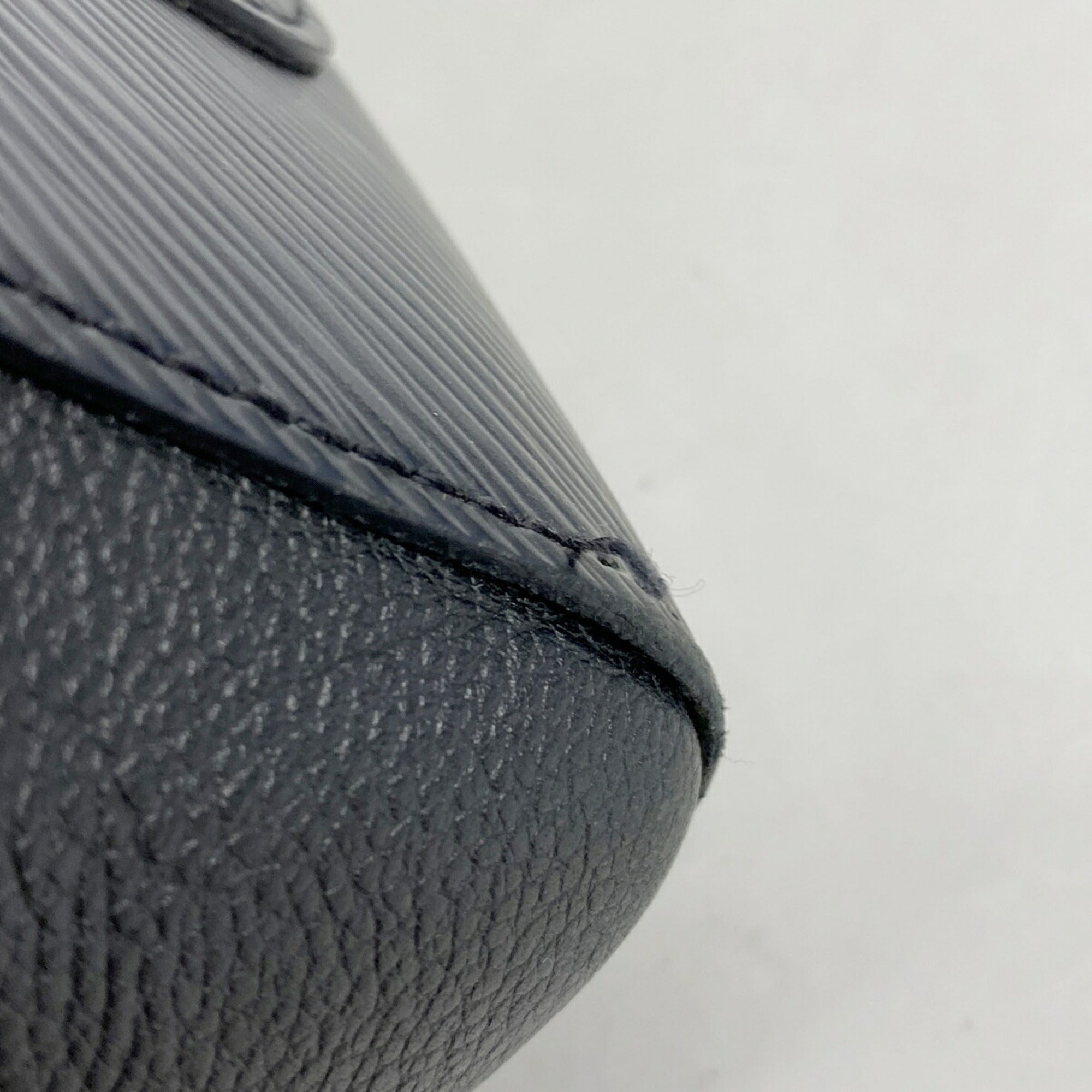 Louis Vuitton Noir Handbag (Pre-Owned)