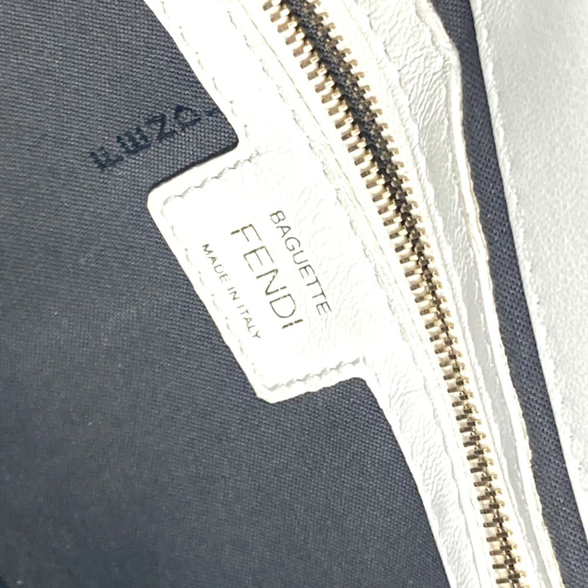Fendi White Leather Shoulder Bag (Pre-Owned)