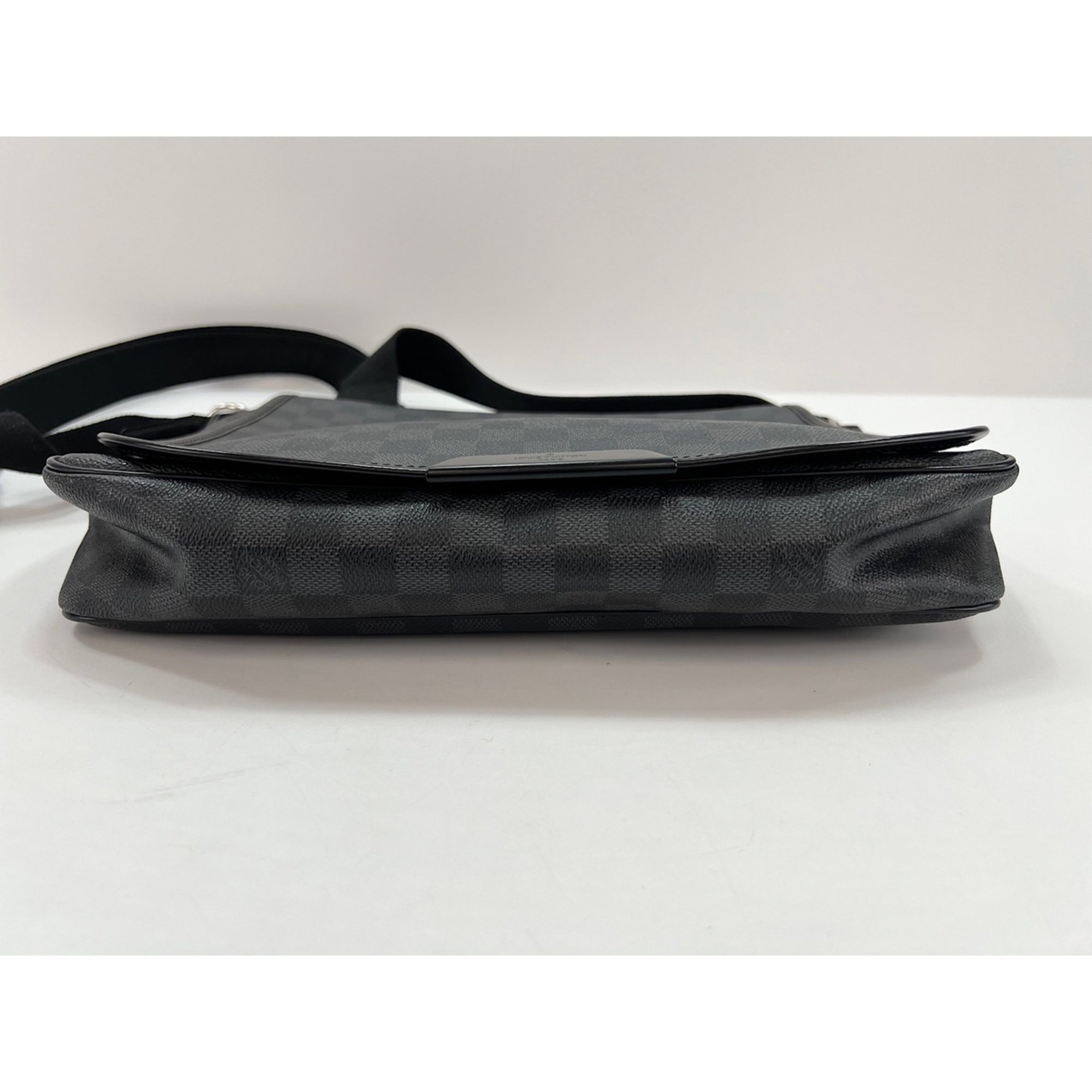 Louis Vuitton Black Shoulder Bag (Pre-Owned)