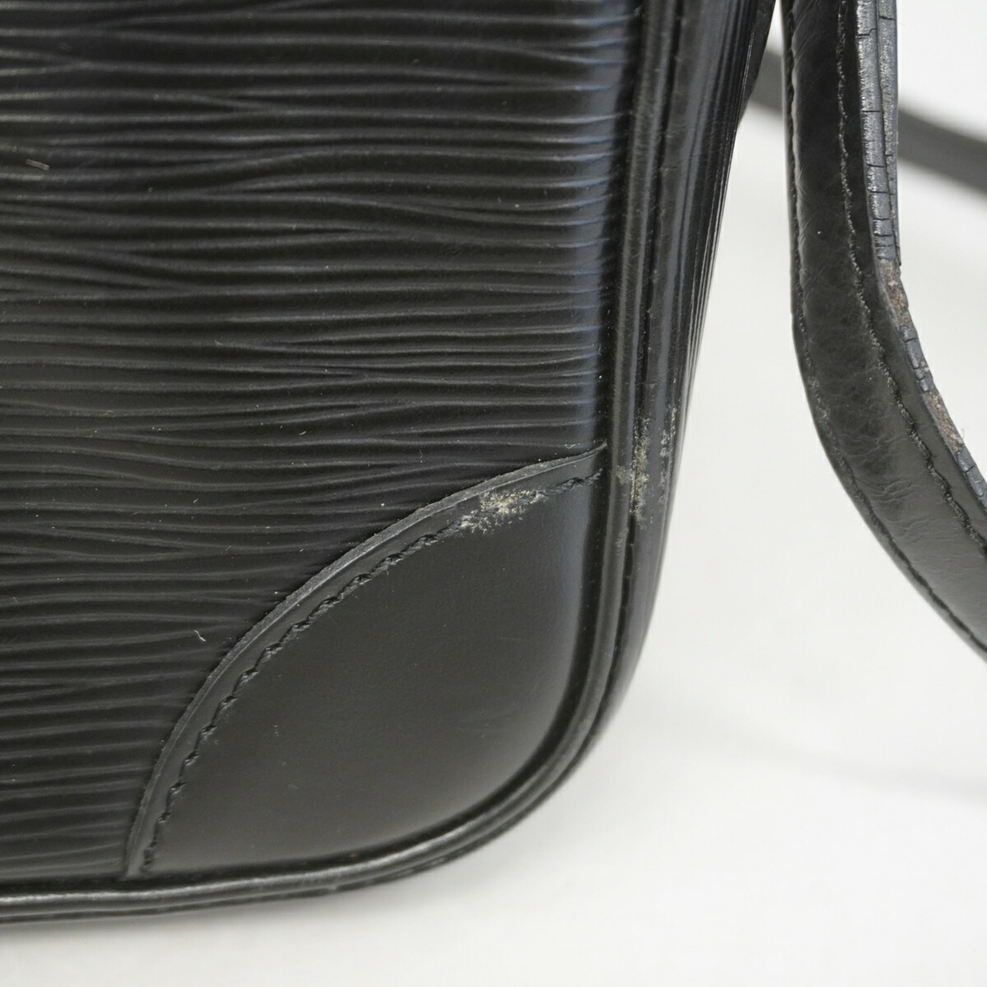 Louis Vuitton Noir Shoulder Bag (Pre-Owned)