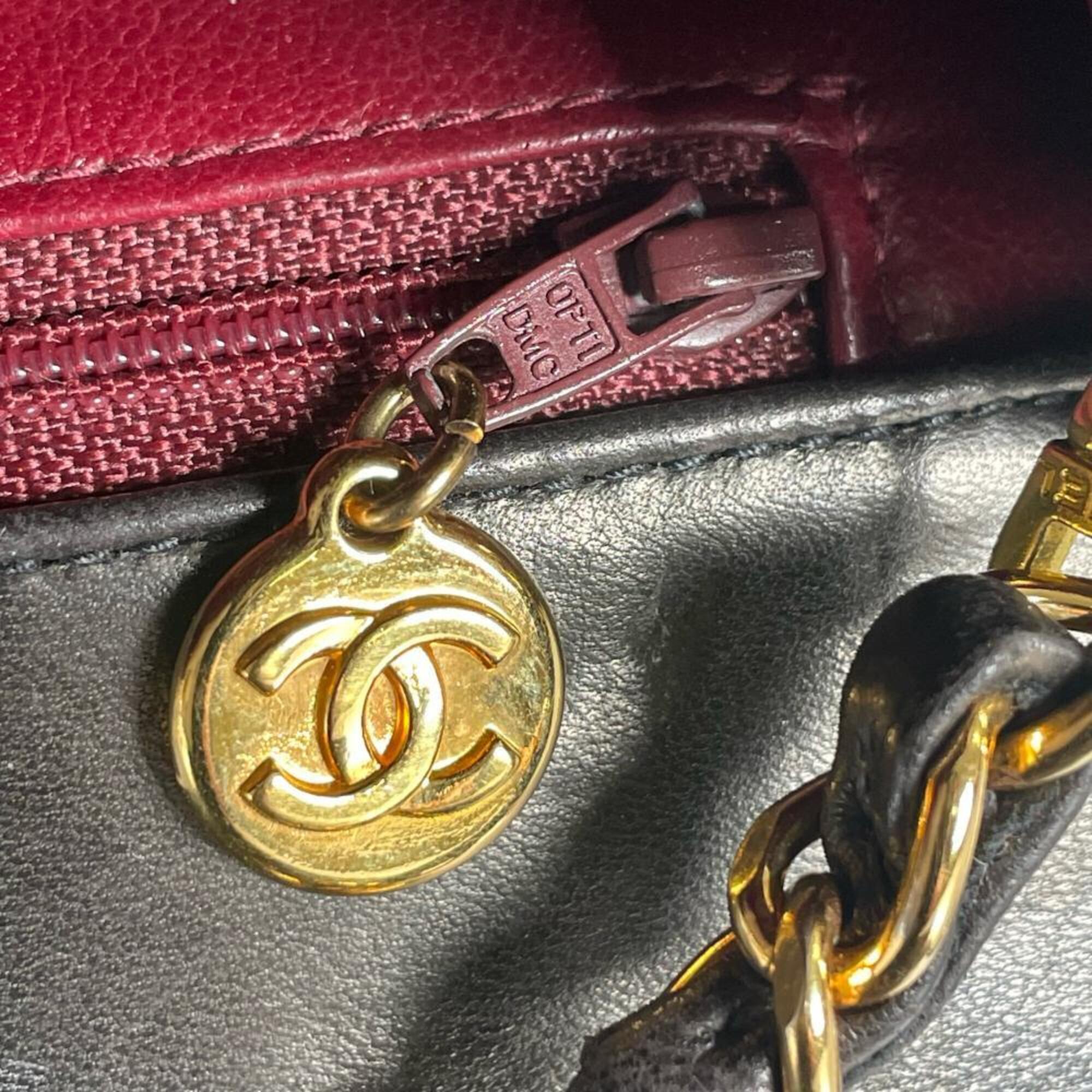 Chanel Black Leather Shoulder Bag (Pre-Owned)